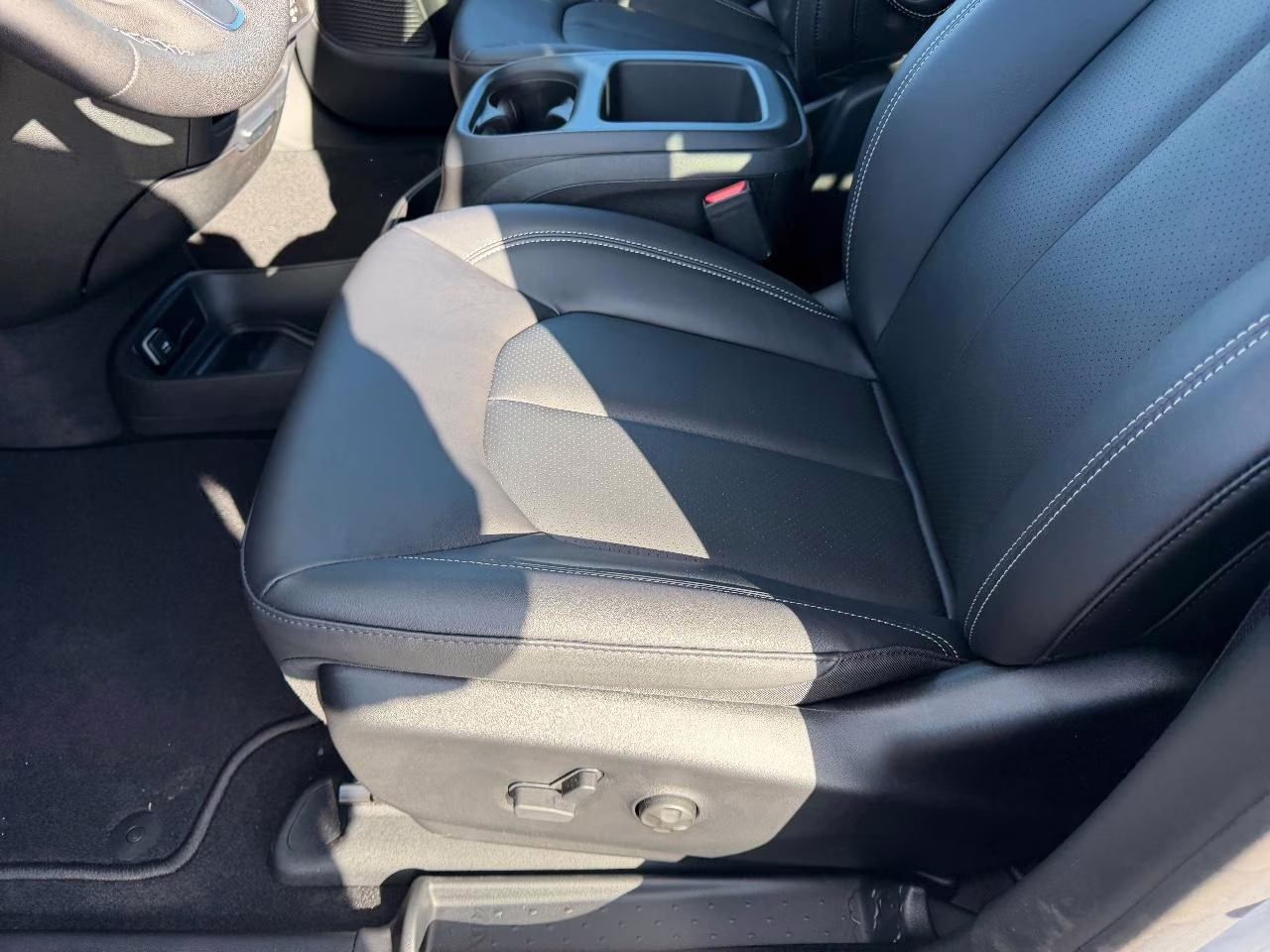 2026 Silver Mist Clearcoat Chrysler Pacifica Select FWD Van