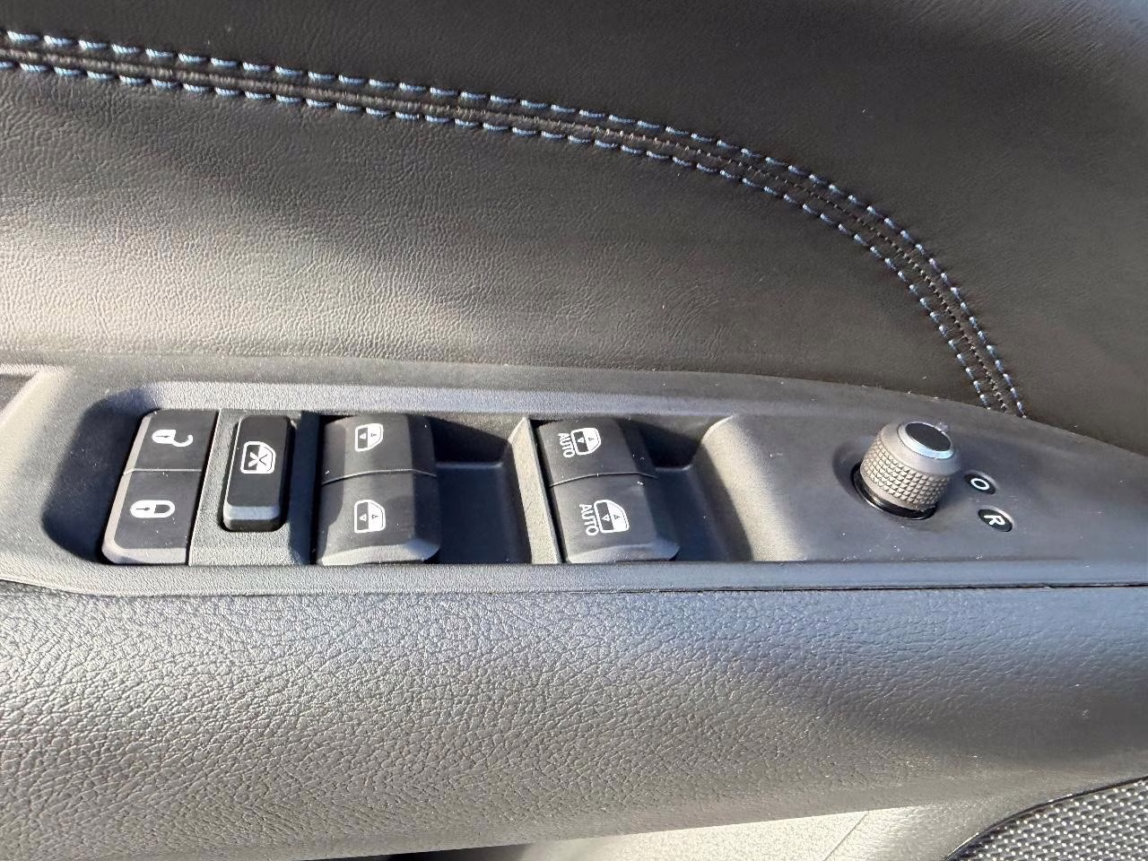 2026 Diamond Black Crystal Pearlcoat Jeep Compass Latitude 4X4 SUV