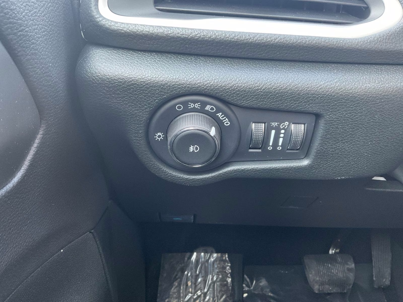 2026 Bright White Clearcoat Chrysler Pacifica Select AWD Van