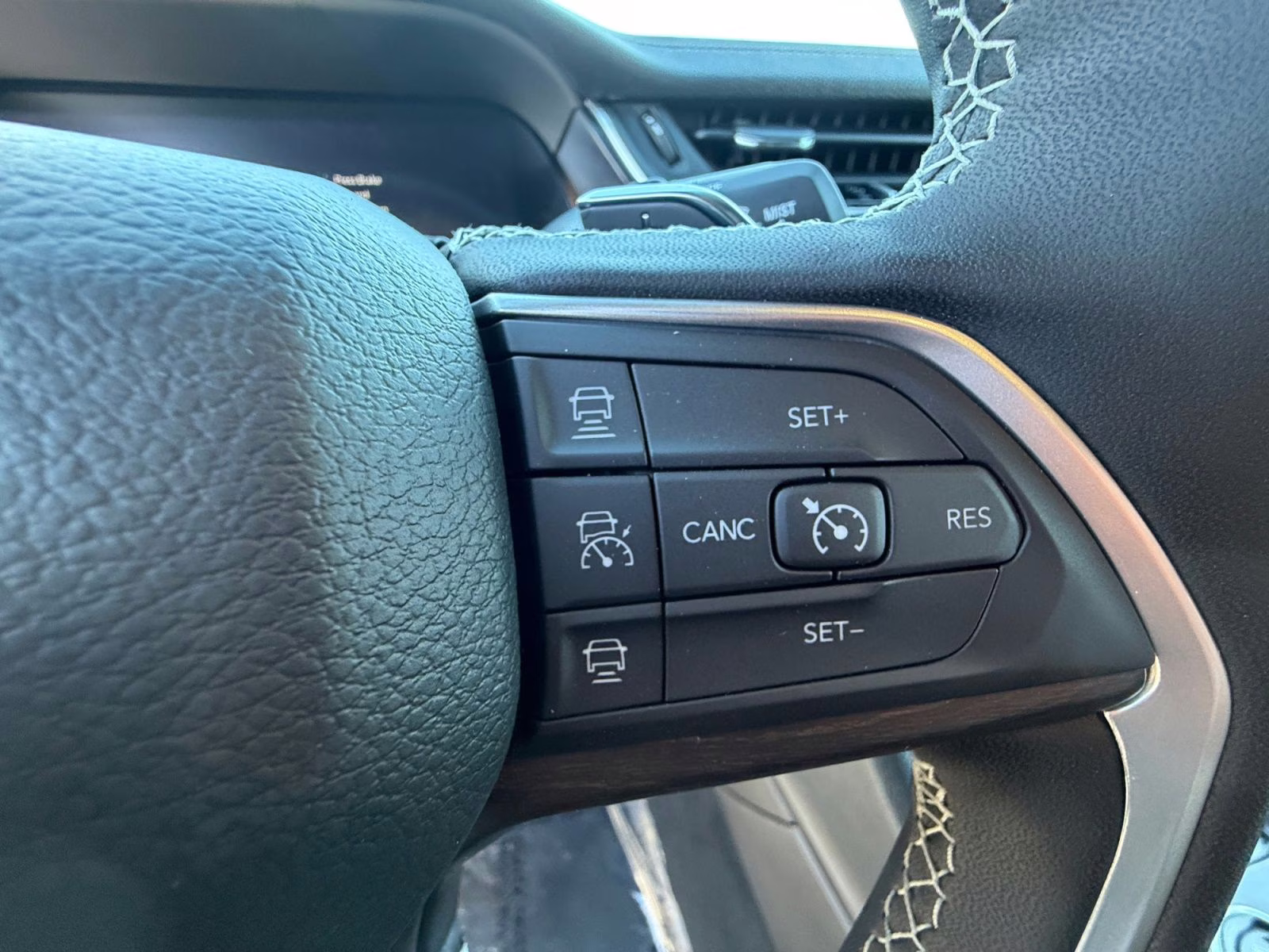 2025 Bright White Clearcoat Jeep Grand Cherokee L Limited 4X4 SUV