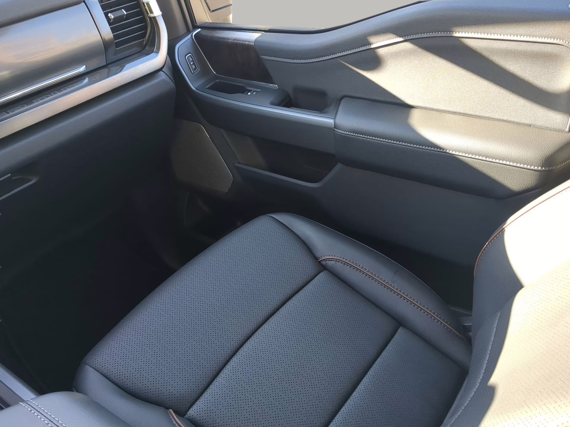 2026 Avalanche Ford Super Duty F-250 SRW LARIAT Crew Cab Pickup 4X4 Truck