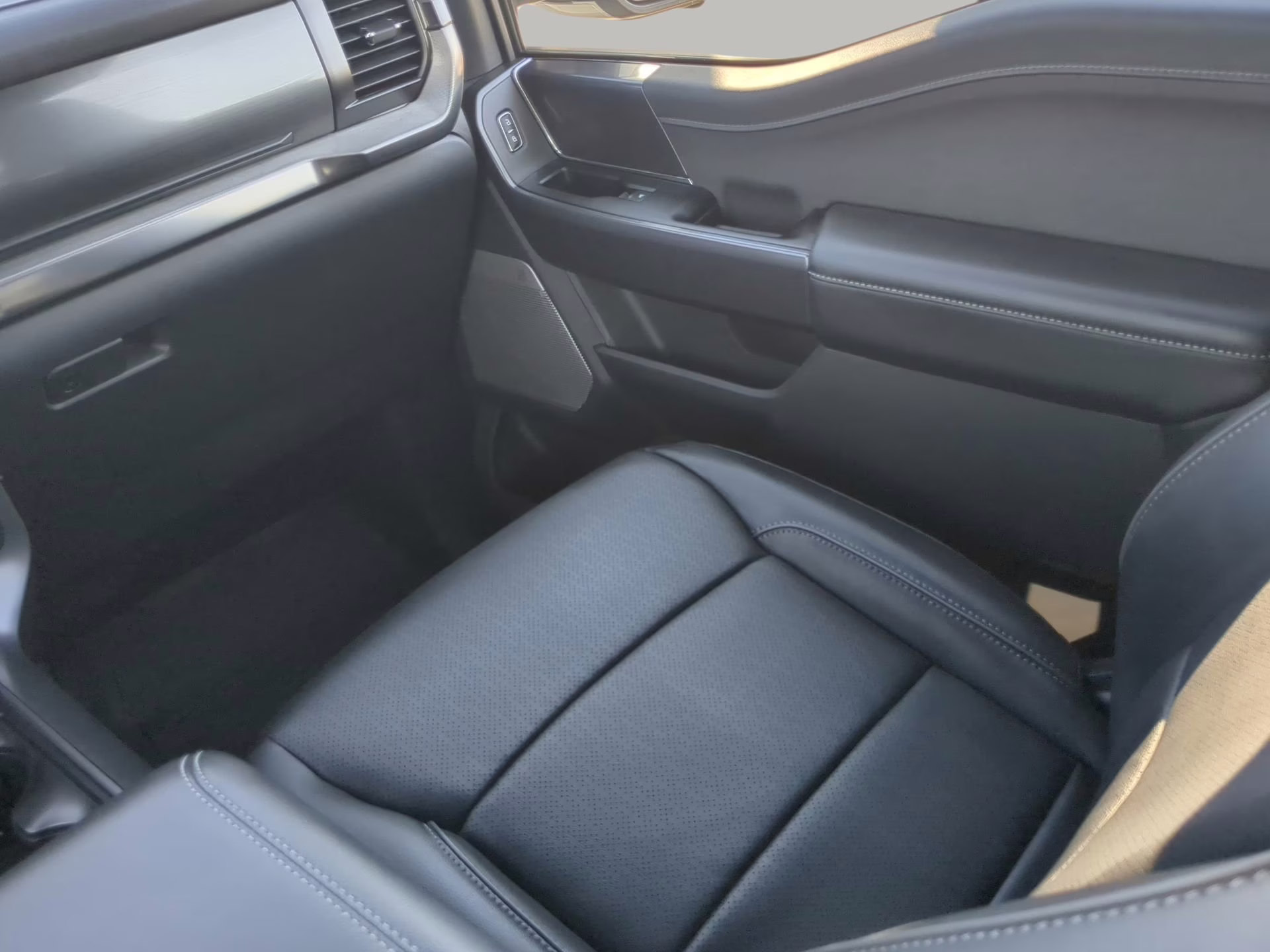 2026 Iconic Silver Metallic Ford F-150 LARIAT Crew Cab Pickup 4X4 Truck