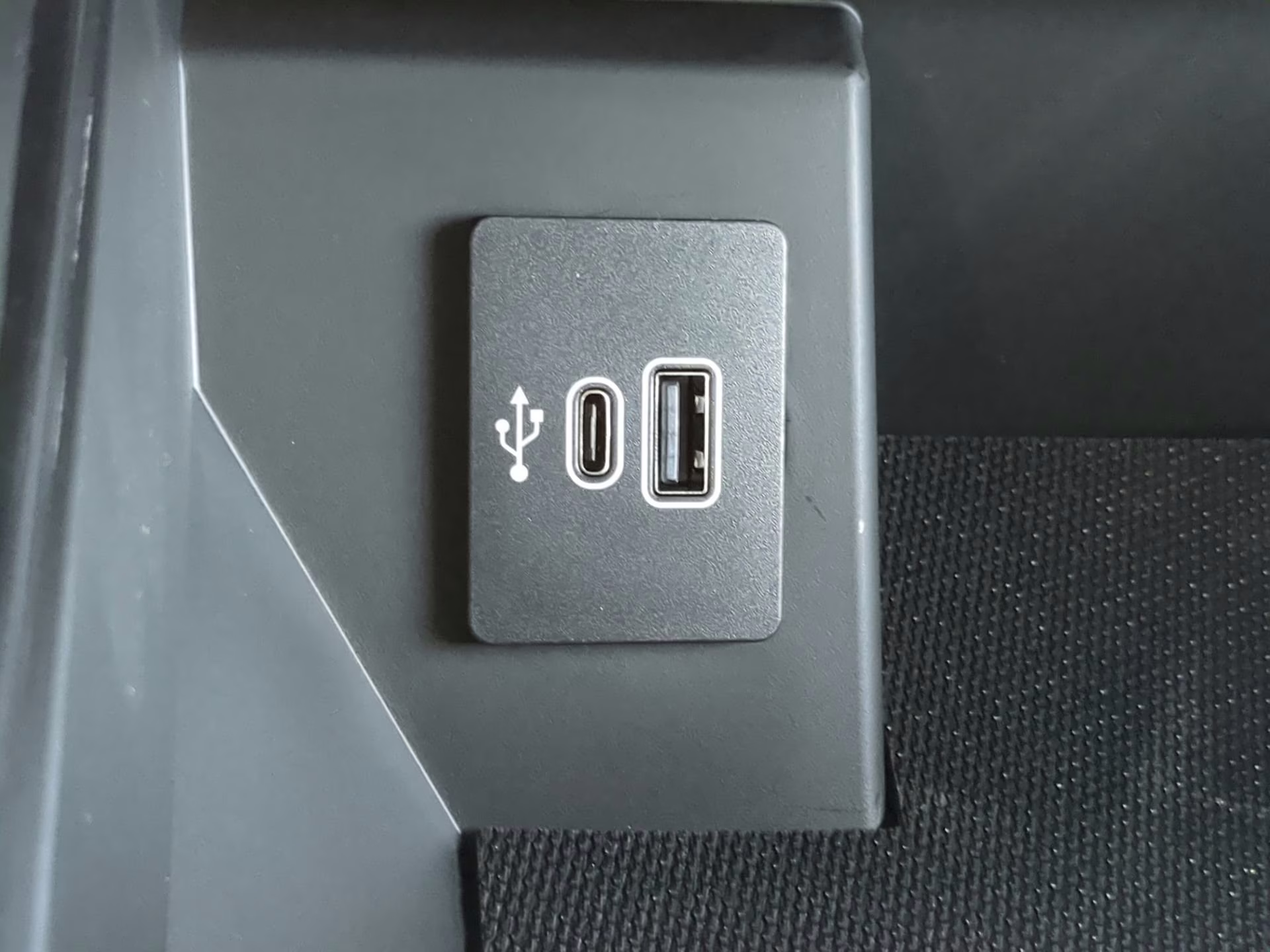 2026 Iconic Silver Metallic Ford F-150 LARIAT Crew Cab Pickup 4X4 Truck