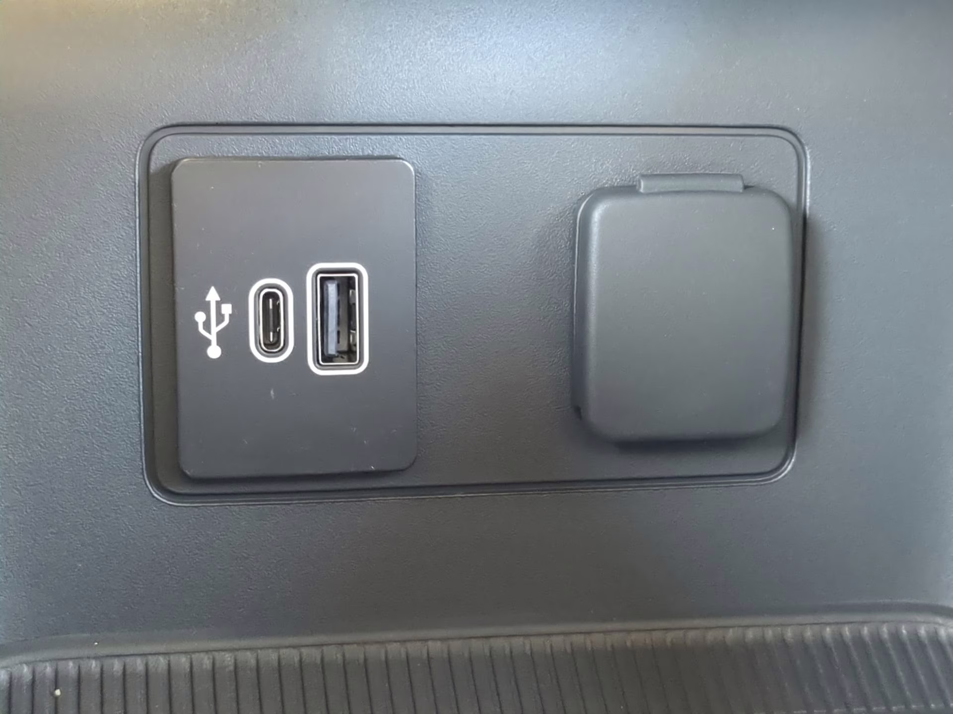 2026 Space White Metallic Ford Explorer Active RWD SUV