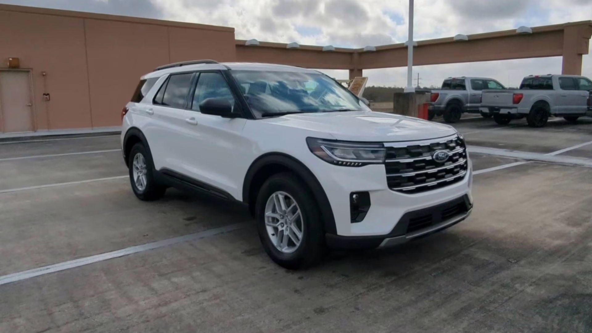 2026 Star White Metallic Tri-Coat Ford Explorer Active RWD SUV