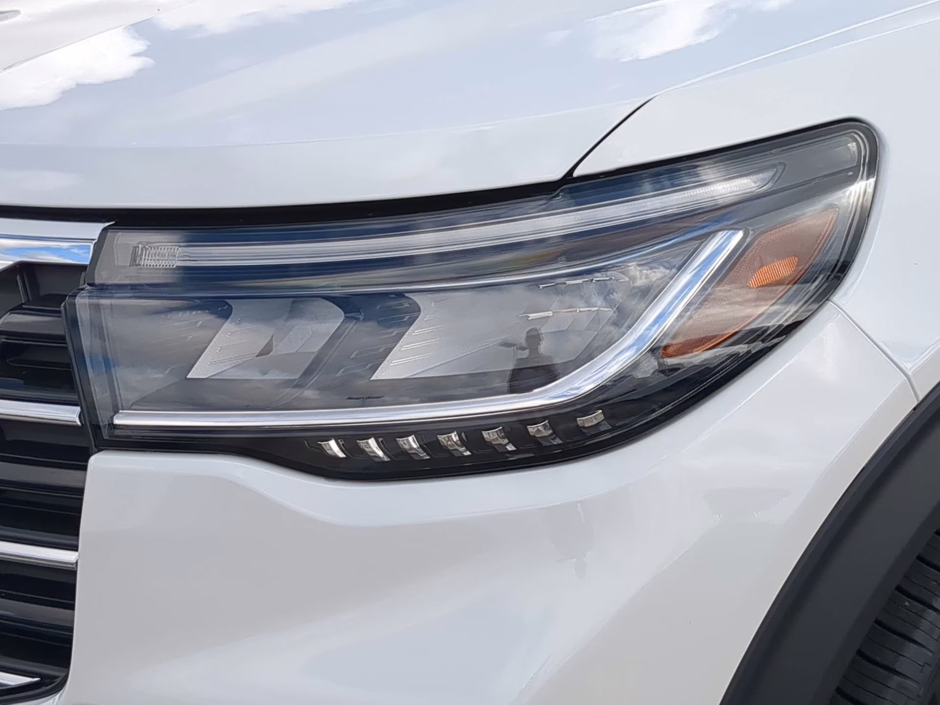 2026 Star White Metallic Tri-Coat Ford Explorer Active RWD SUV