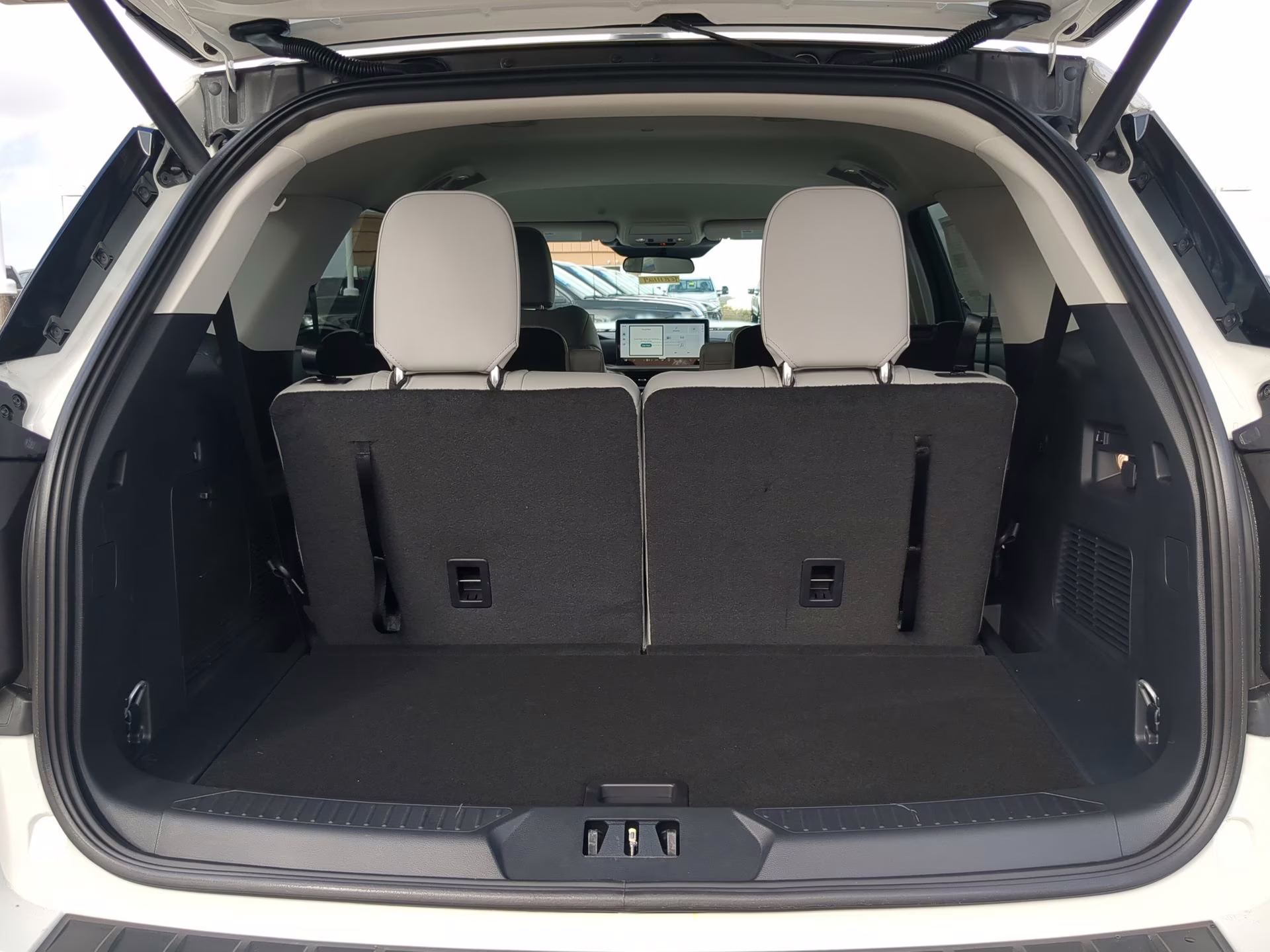 2026 Star White Metallic Tri-Coat Ford Explorer Active RWD SUV