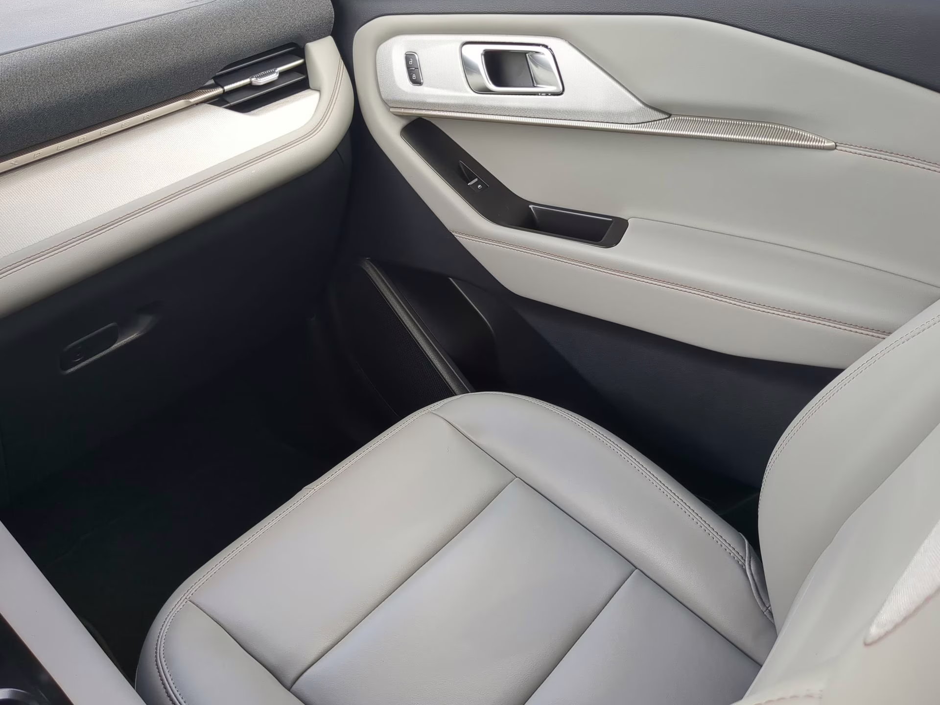 2026 Star White Metallic Tri-Coat Ford Explorer Active RWD SUV