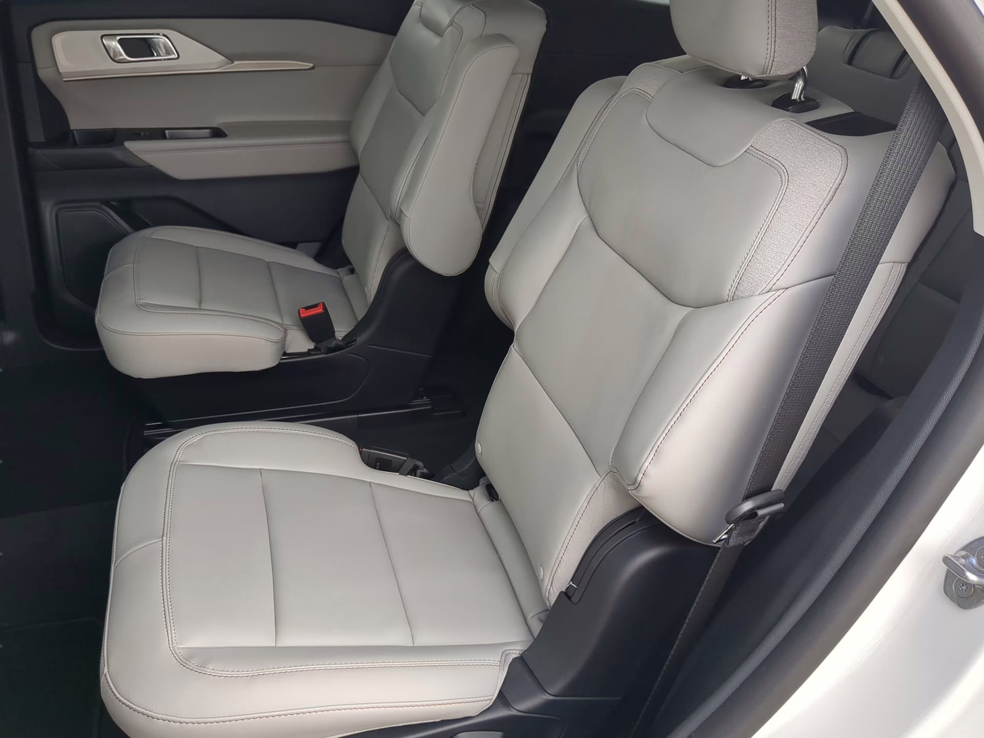 2026 Star White Metallic Tri-Coat Ford Explorer Active RWD SUV