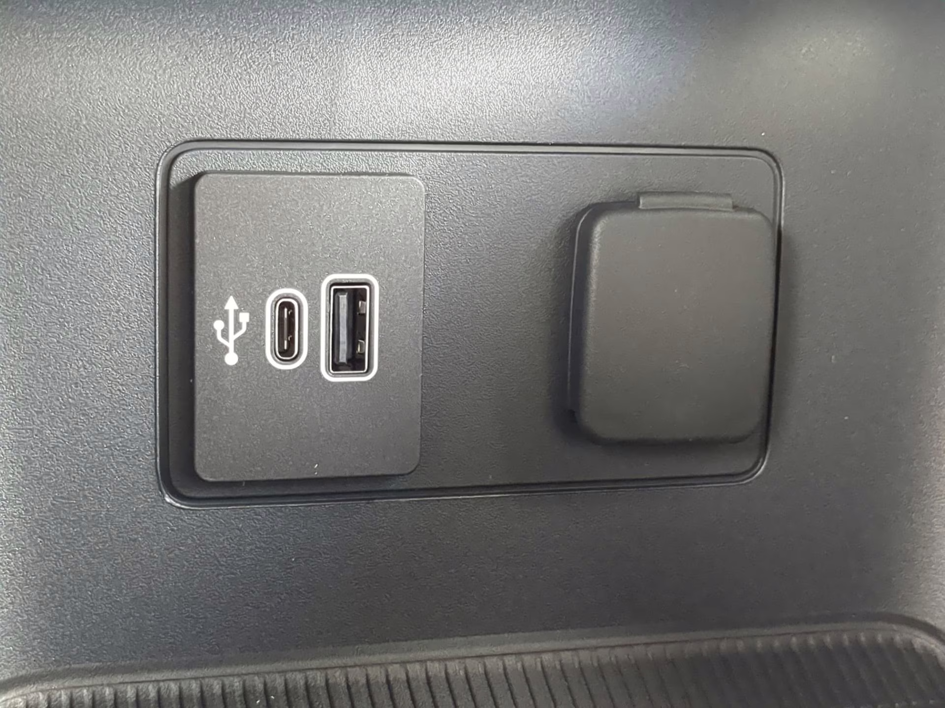 2026 Star White Metallic Tri-Coat Ford Explorer Active RWD SUV