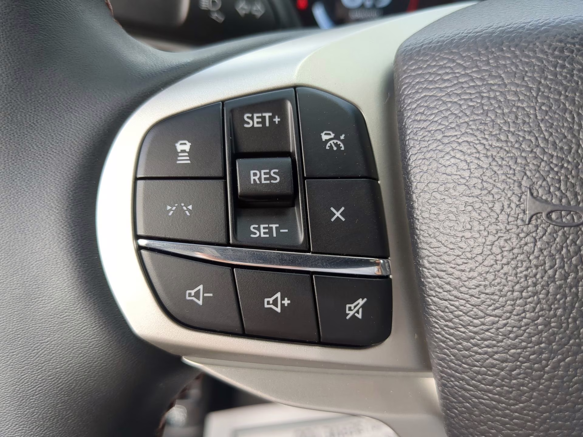 2026 Star White Metallic Tri-Coat Ford Explorer Active RWD SUV