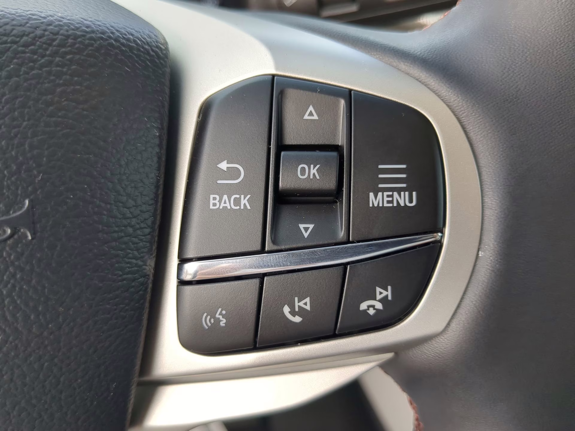 2026 Star White Metallic Tri-Coat Ford Explorer Active RWD SUV