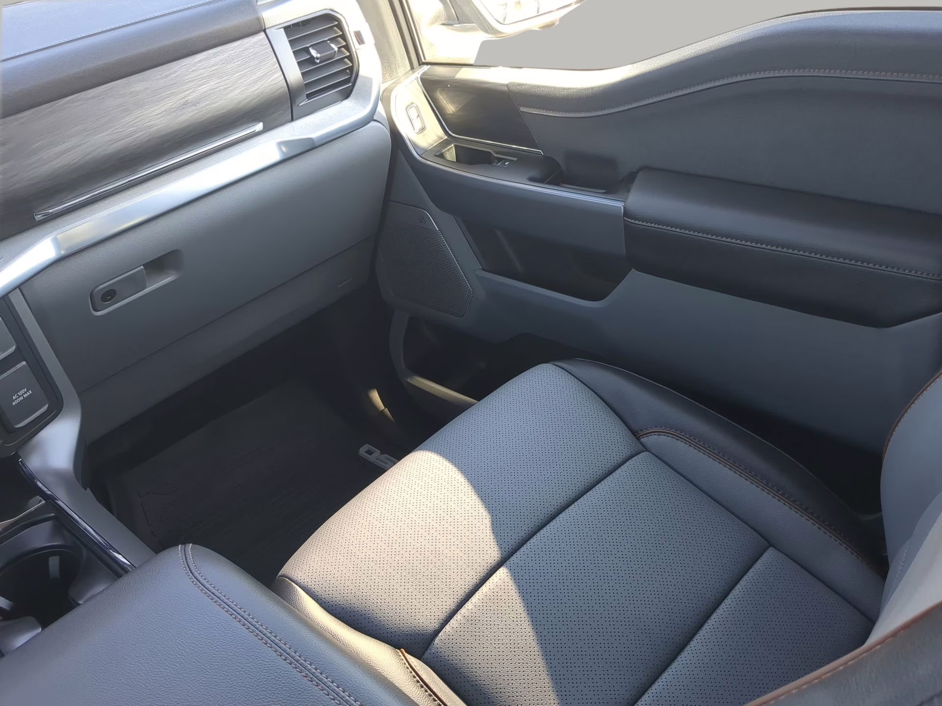 2026 Carbonized Gray Metallic Ford F-150 LARIAT Crew Cab Pickup 4X4 Truck