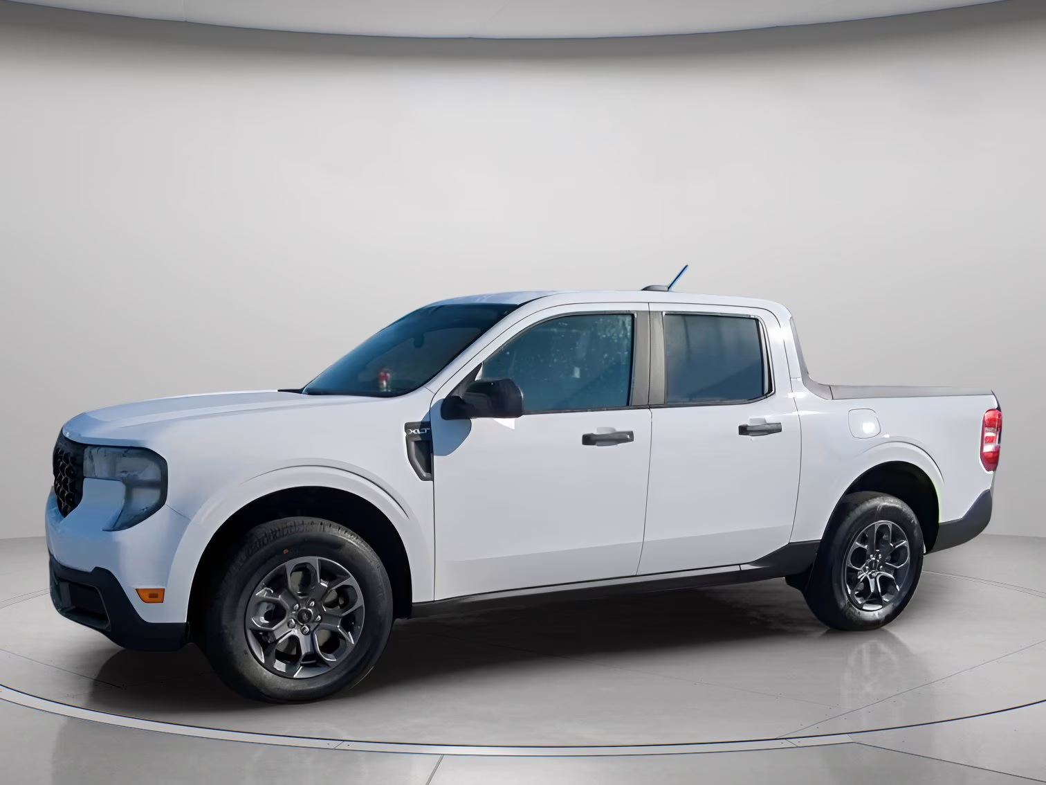 2026 Oxford White Ford Maverick XLT Crew Cab Pickup AWD Truck