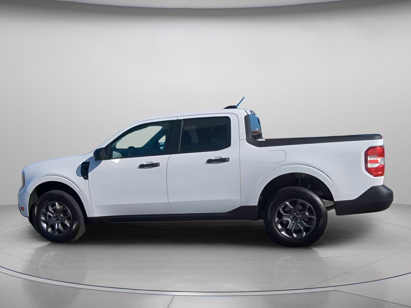 2026 Oxford White Ford Maverick XLT Crew Cab Pickup AWD Truck