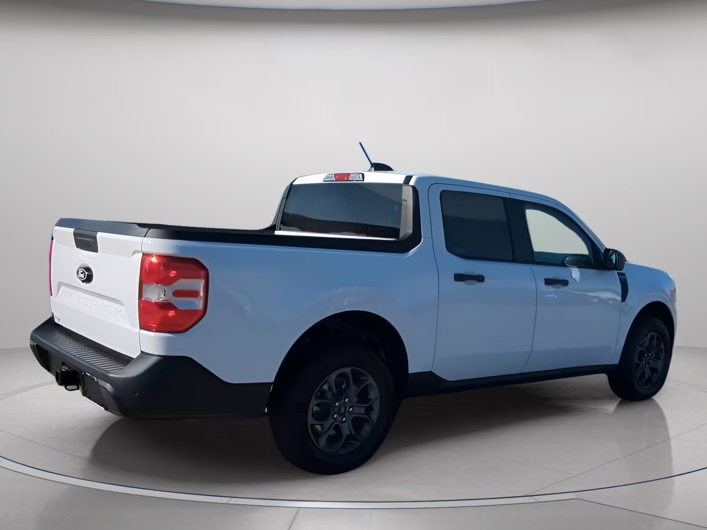 2026 Oxford White Ford Maverick XLT Crew Cab Pickup AWD Truck