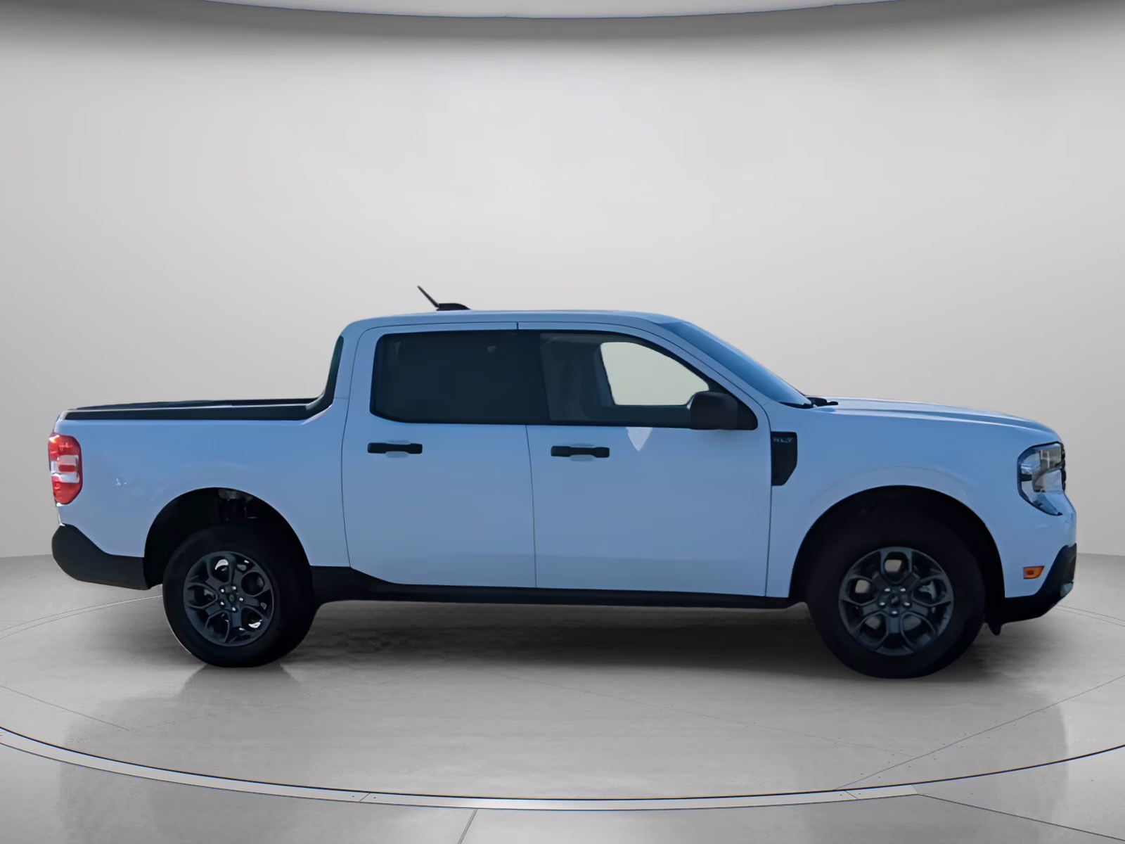 2026 Oxford White Ford Maverick XLT Crew Cab Pickup AWD Truck