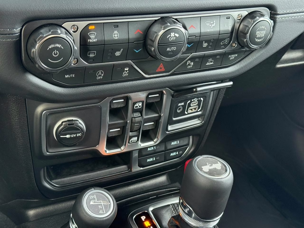 2026 Granite Crystal Metallic Clearcoat Jeep Wrangler Sahara 4X4 SUV