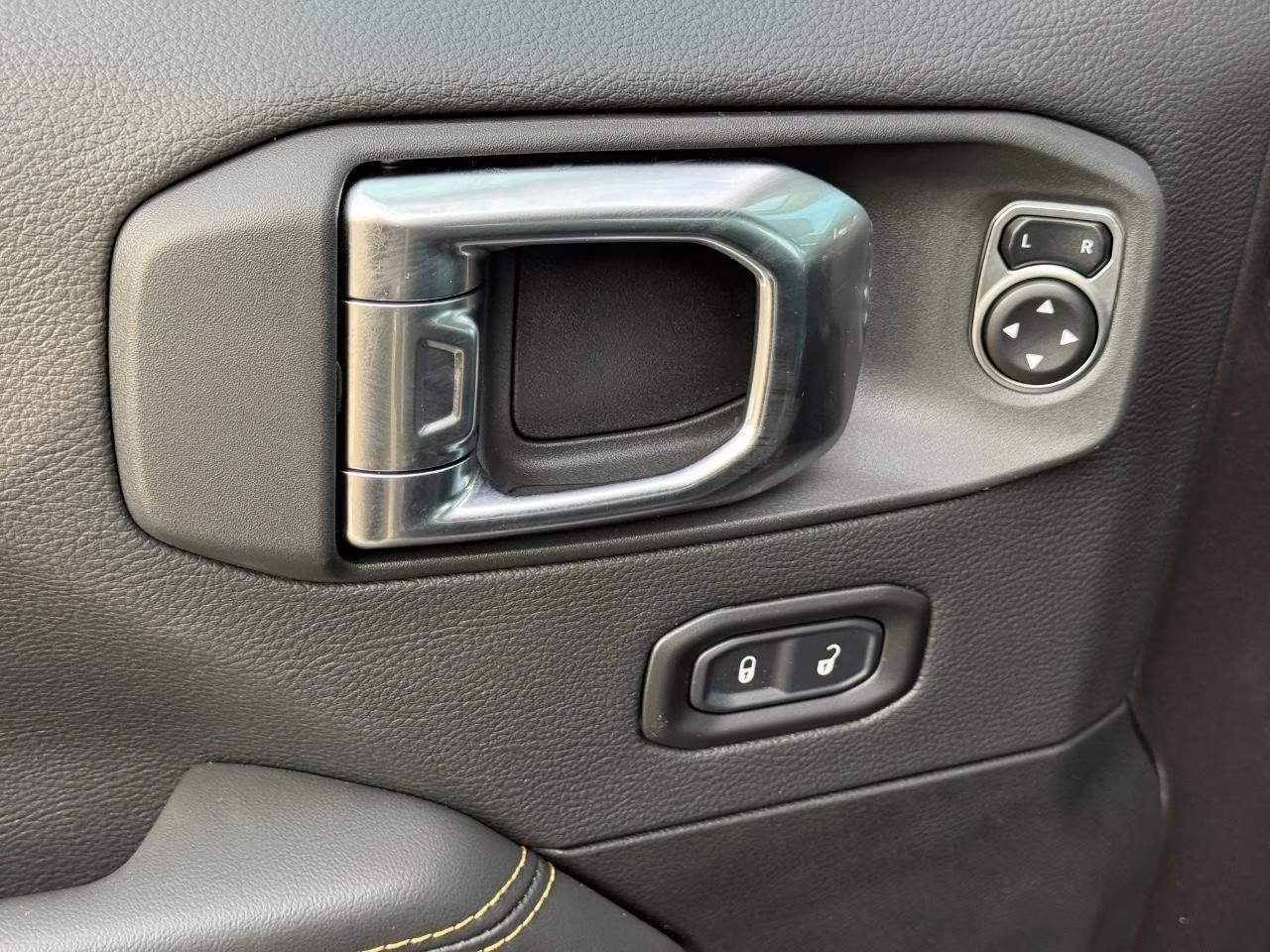 2026 Granite Crystal Metallic Clearcoat Jeep Wrangler Sahara 4X4 SUV