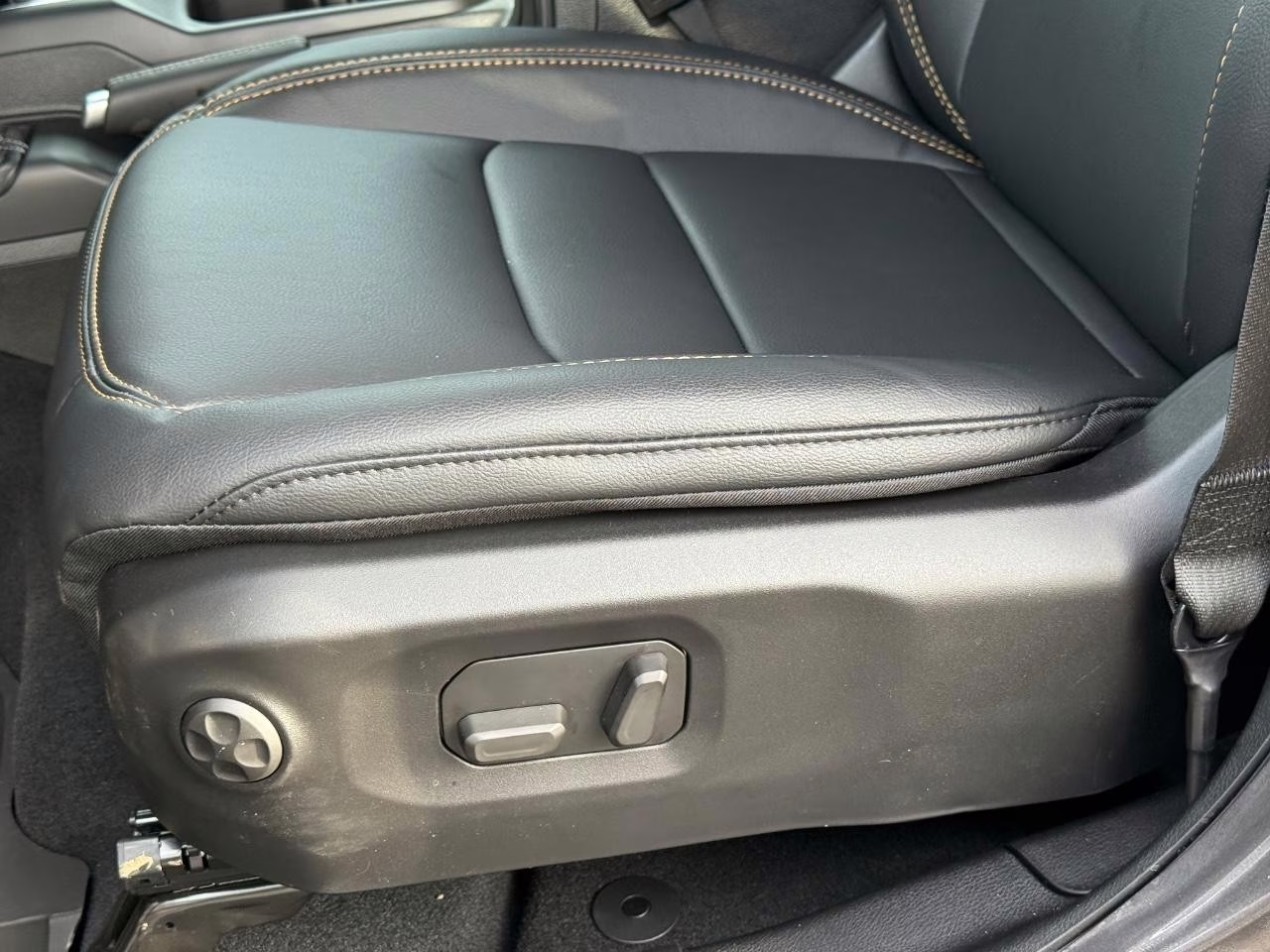 2026 Granite Crystal Metallic Clearcoat Jeep Wrangler Sahara 4X4 SUV