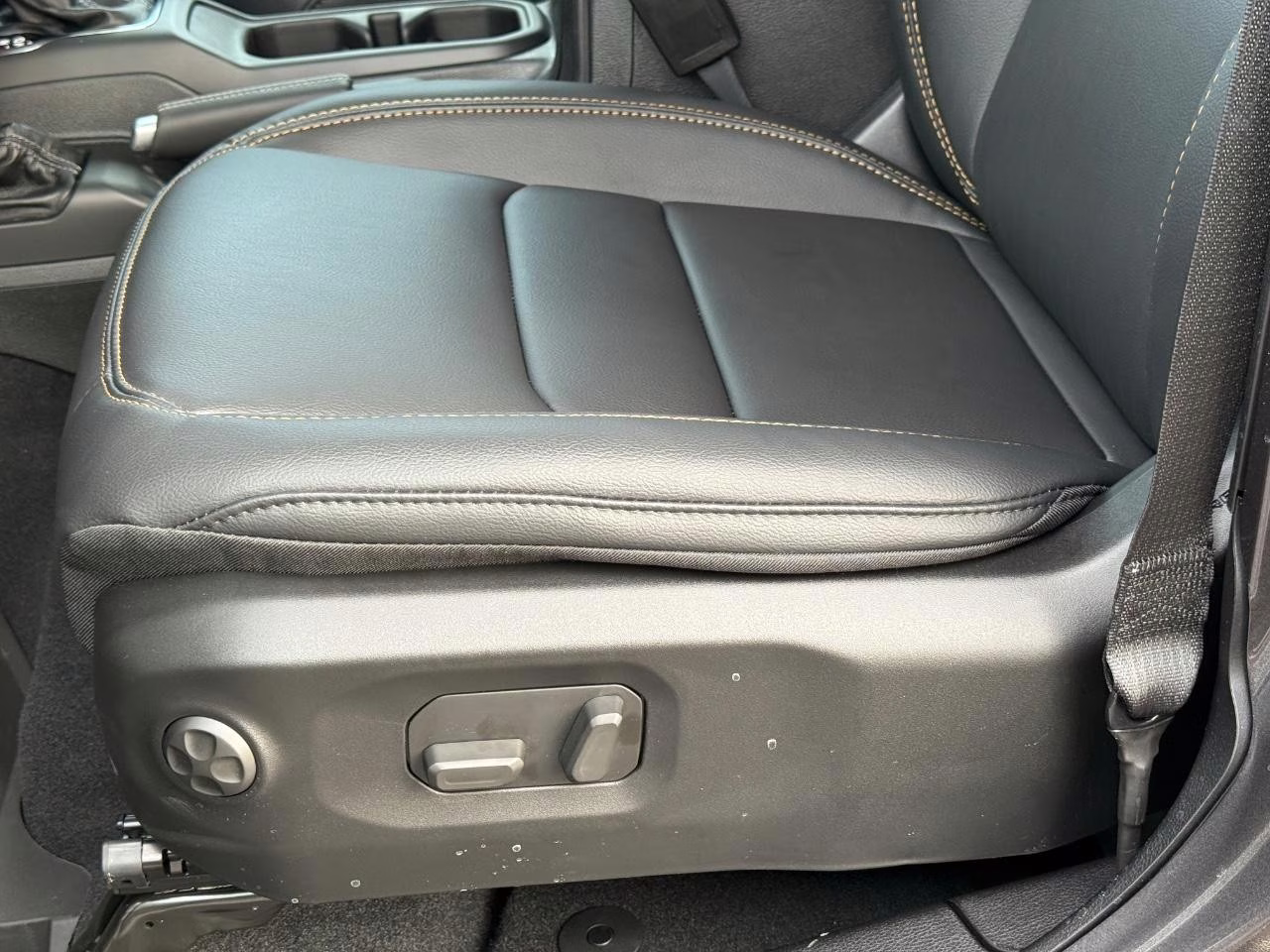 2026 Granite Crystal Metallic Clearcoat Jeep Wrangler Sahara 4X4 SUV