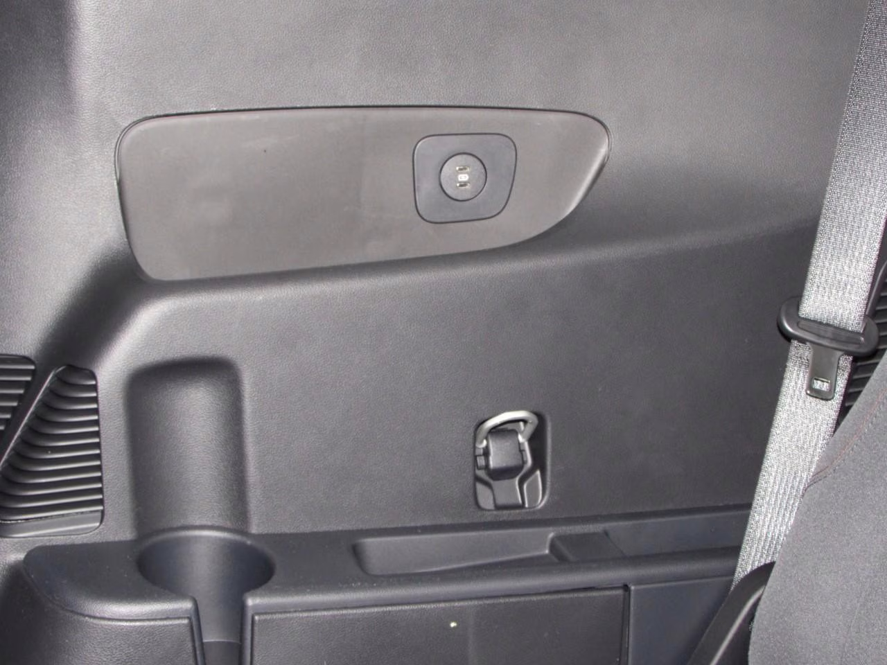 2026 Space White Metallic Ford Explorer Active 4X4 SUV