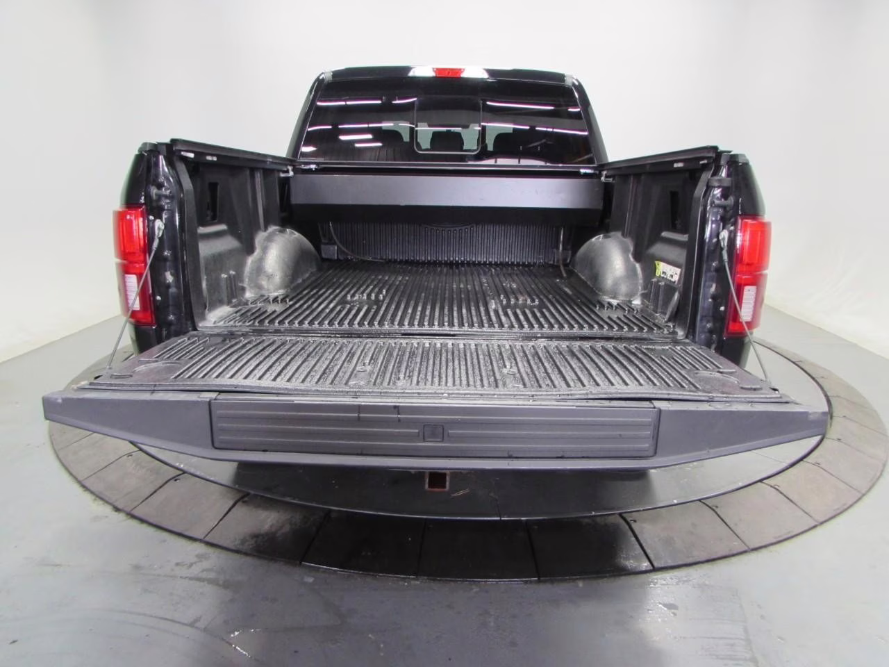 2019 Agate Black Metallic Ford F-150 Lariat 4X4 Truck