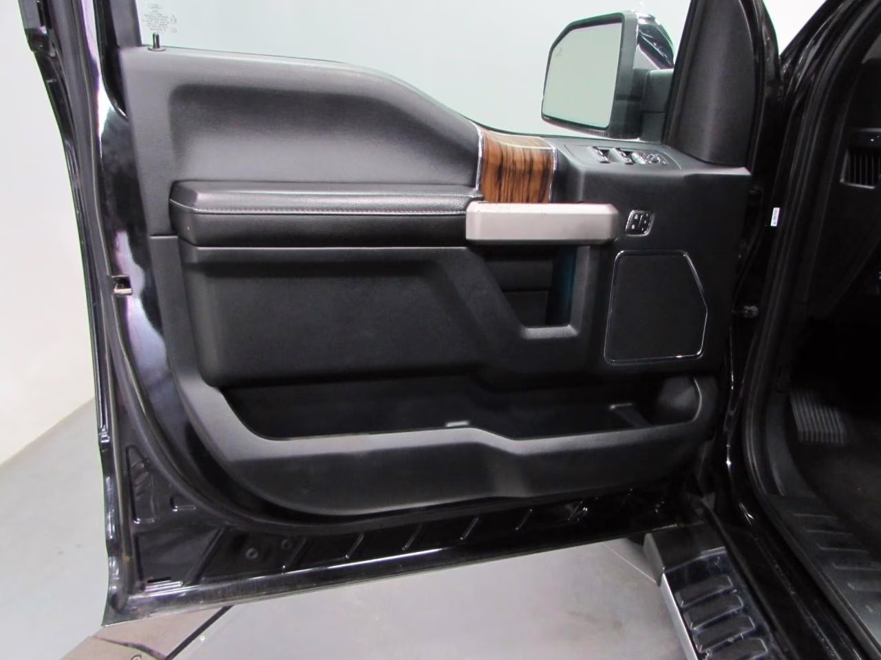 2019 Agate Black Metallic Ford F-150 Lariat 4X4 Truck