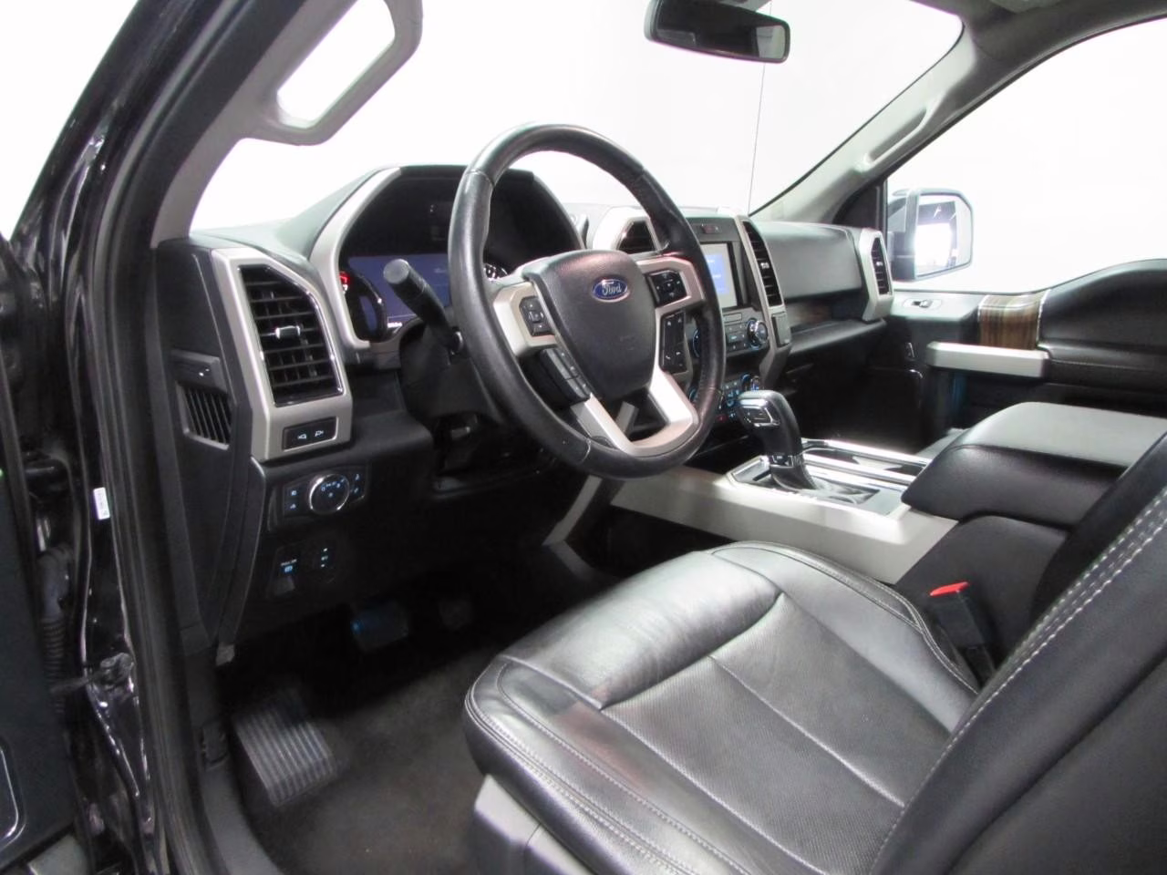 2019 Agate Black Metallic Ford F-150 Lariat 4X4 Truck