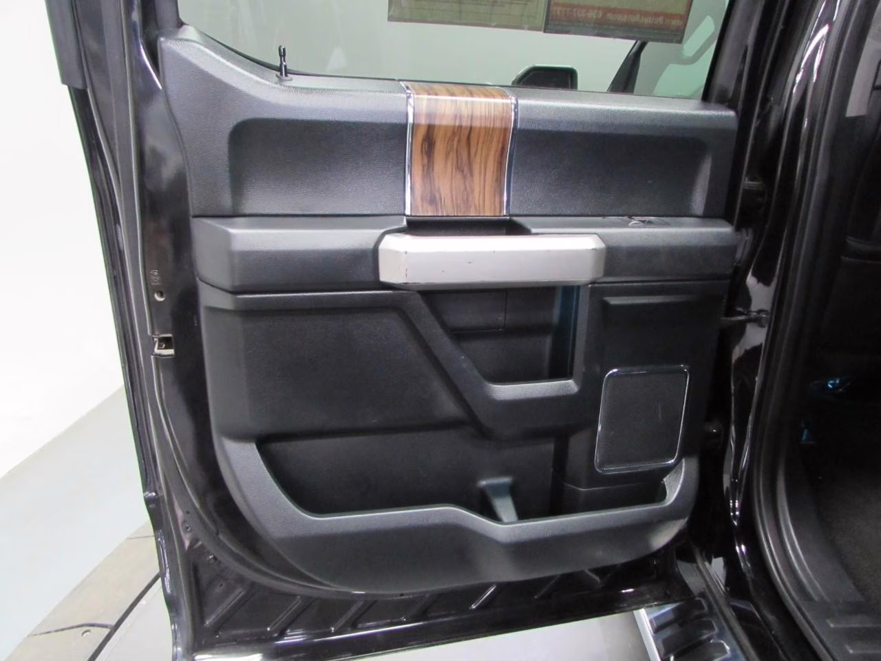 2019 Agate Black Metallic Ford F-150 Lariat 4X4 Truck