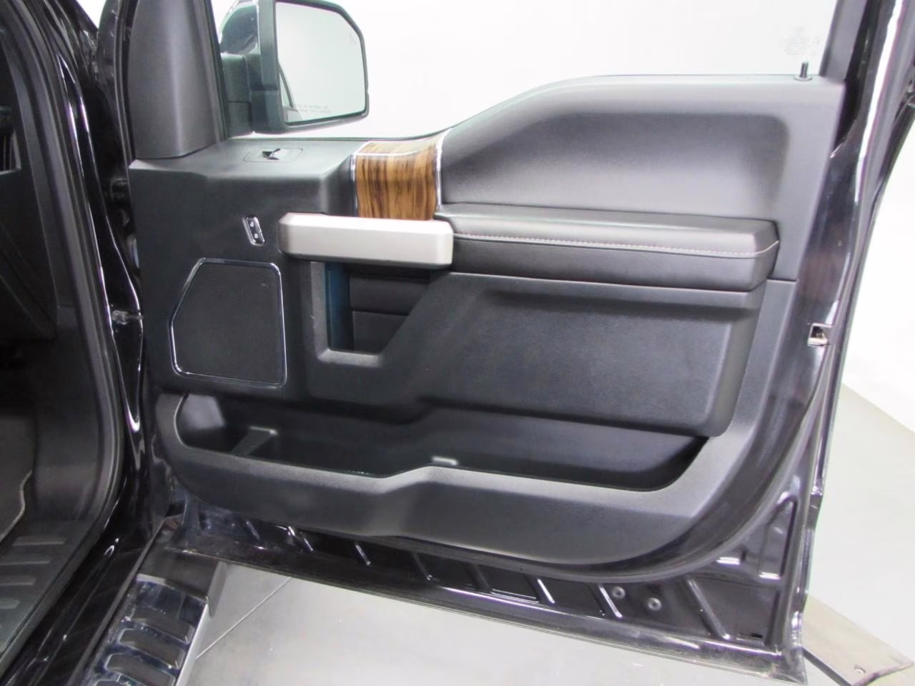 2019 Agate Black Metallic Ford F-150 Lariat 4X4 Truck