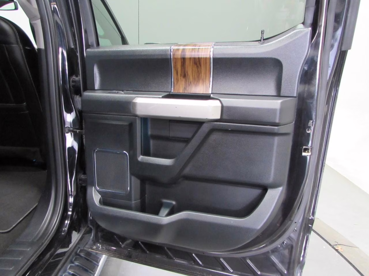 2019 Agate Black Metallic Ford F-150 Lariat 4X4 Truck