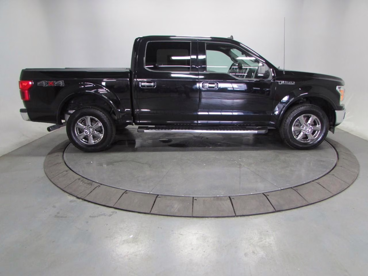 2019 Agate Black Metallic Ford F-150 Lariat 4X4 Truck