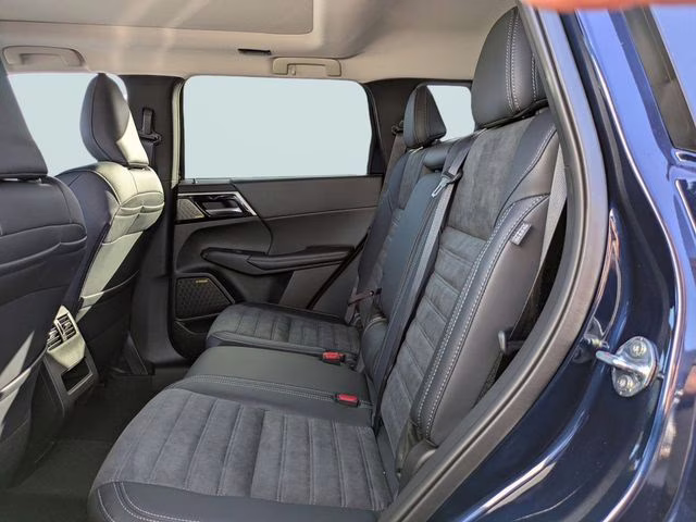 2026 Cosmic Blue Metallic Mitsubishi Outlander SE FWD SUV