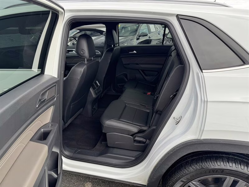 2021 Oryx White Pearl Volkswagen Atlas Cross Sport V6 SE R-Line FWD SUV