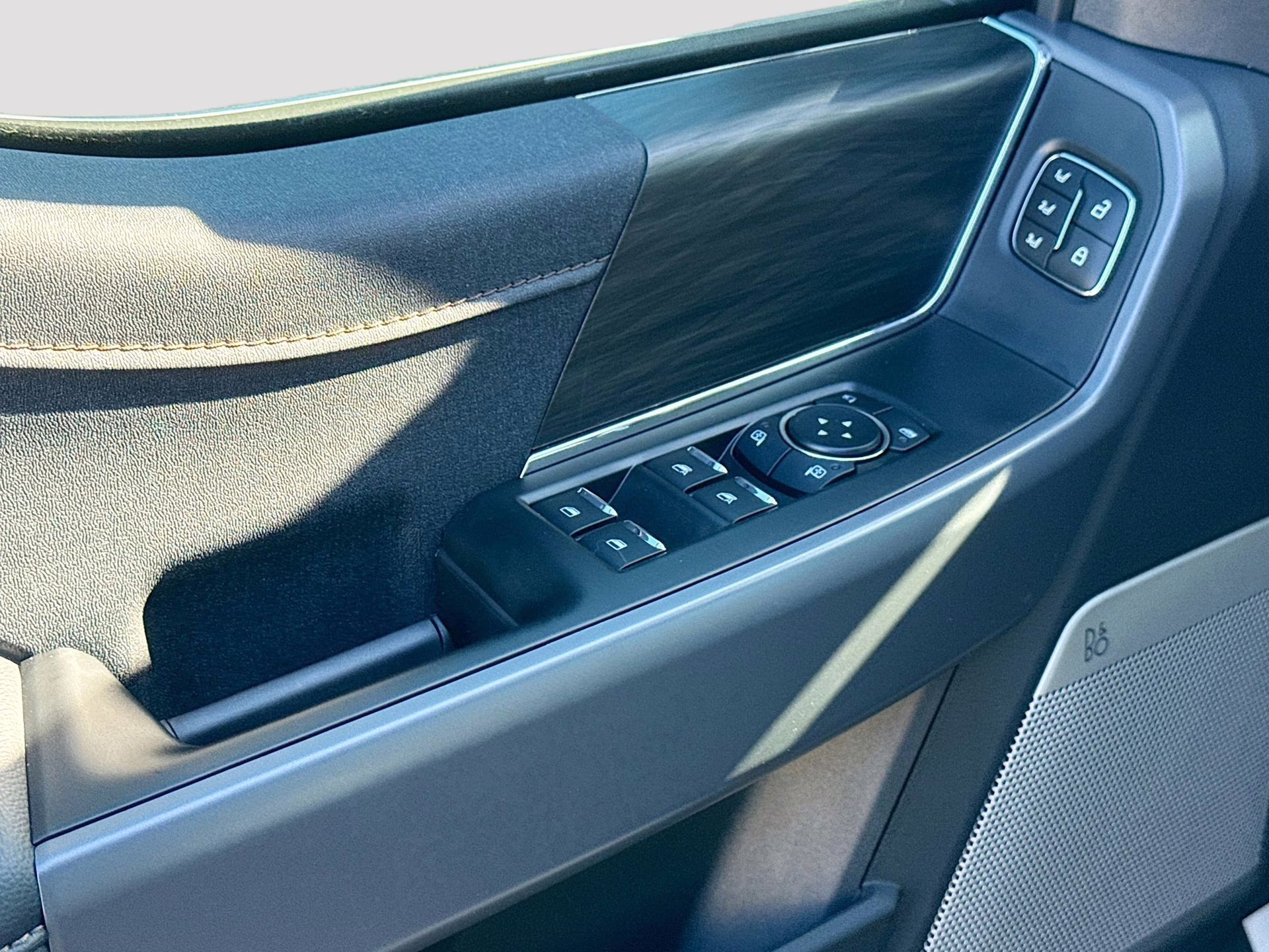 2025 Star White Metallic Tri-Coat Ford F-150 Lariat 4X4 Truck