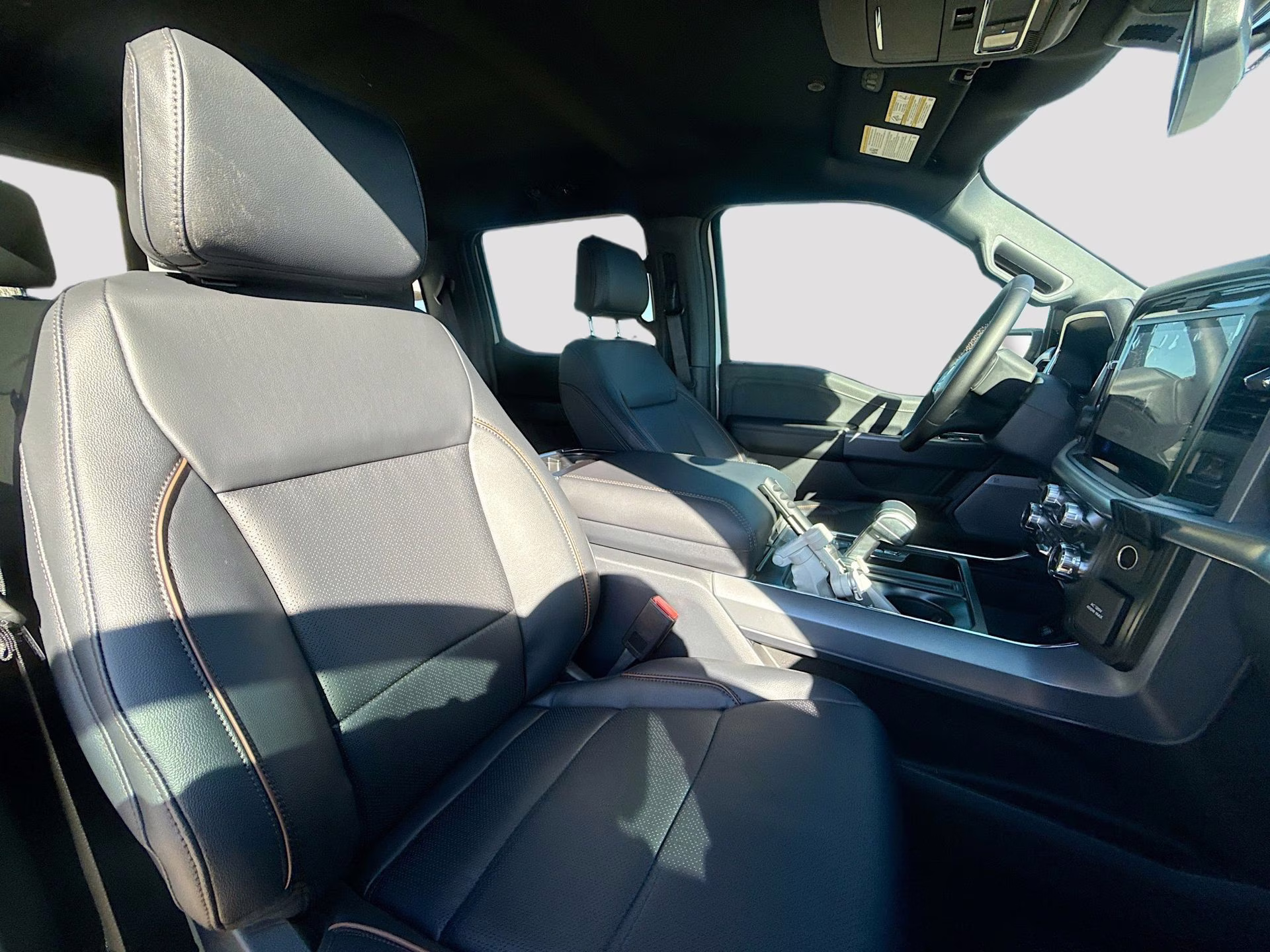 2025 Star White Metallic Tri-Coat Ford F-150 Lariat 4X4 Truck