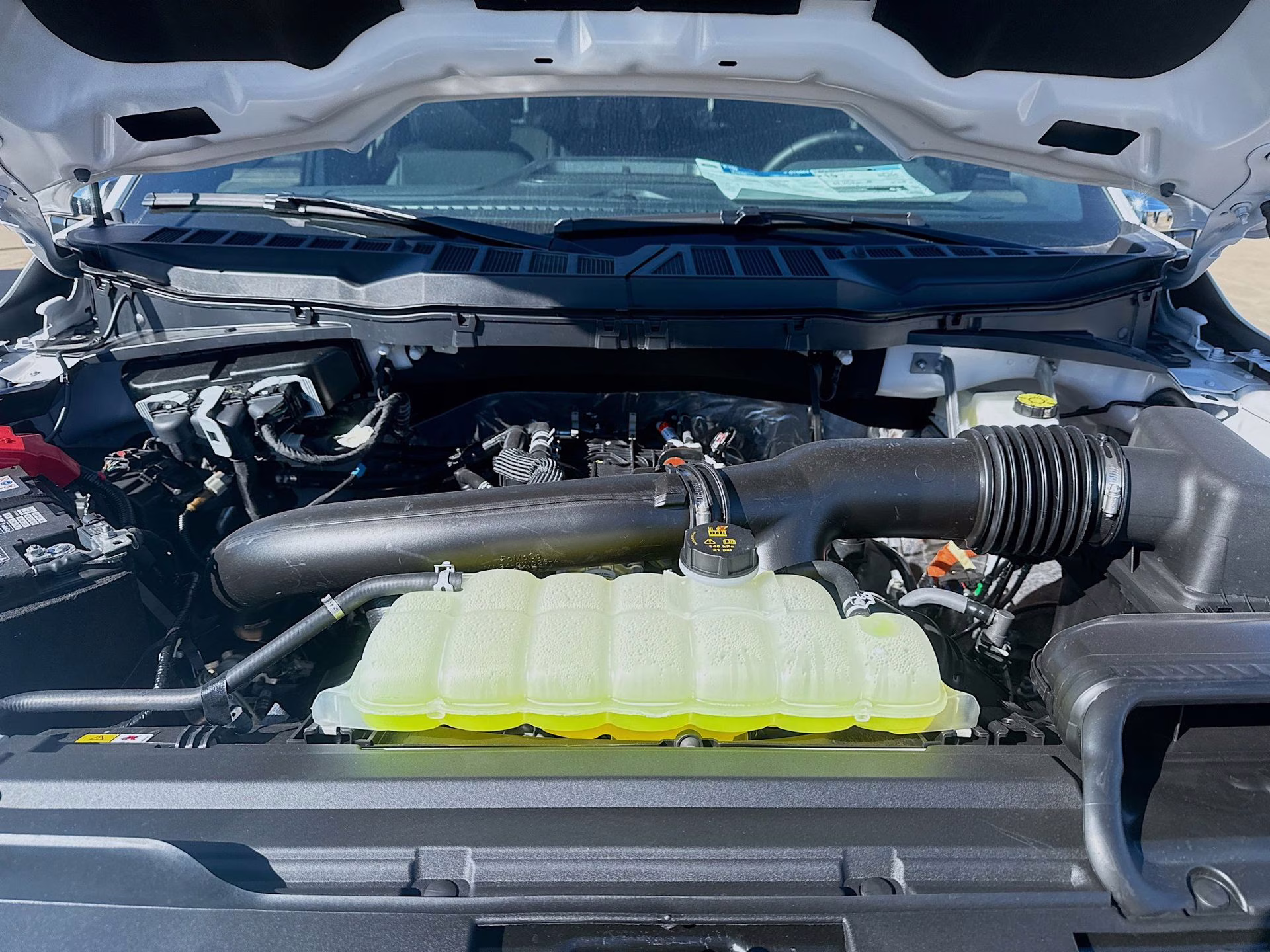 2025 Star White Metallic Tri-Coat Ford F-150 Lariat 4X4 Truck