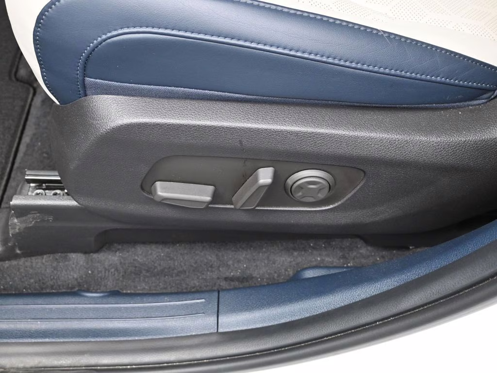 2025 Snow White Pearl Kia Carnival SX FWD Van