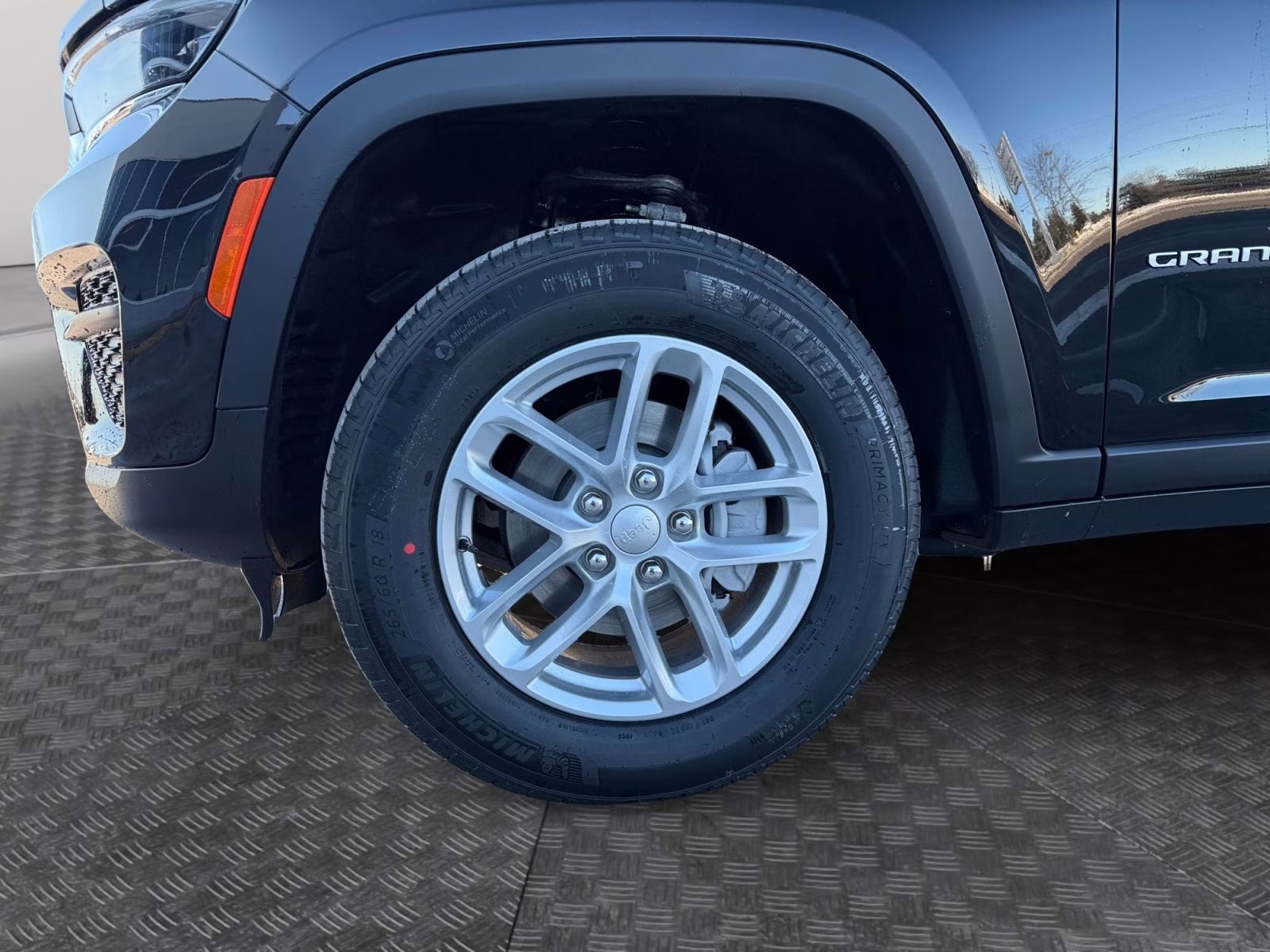 2025 Diamond Black Crystal Pearlcoat Jeep Grand Cherokee 4X4 SUV