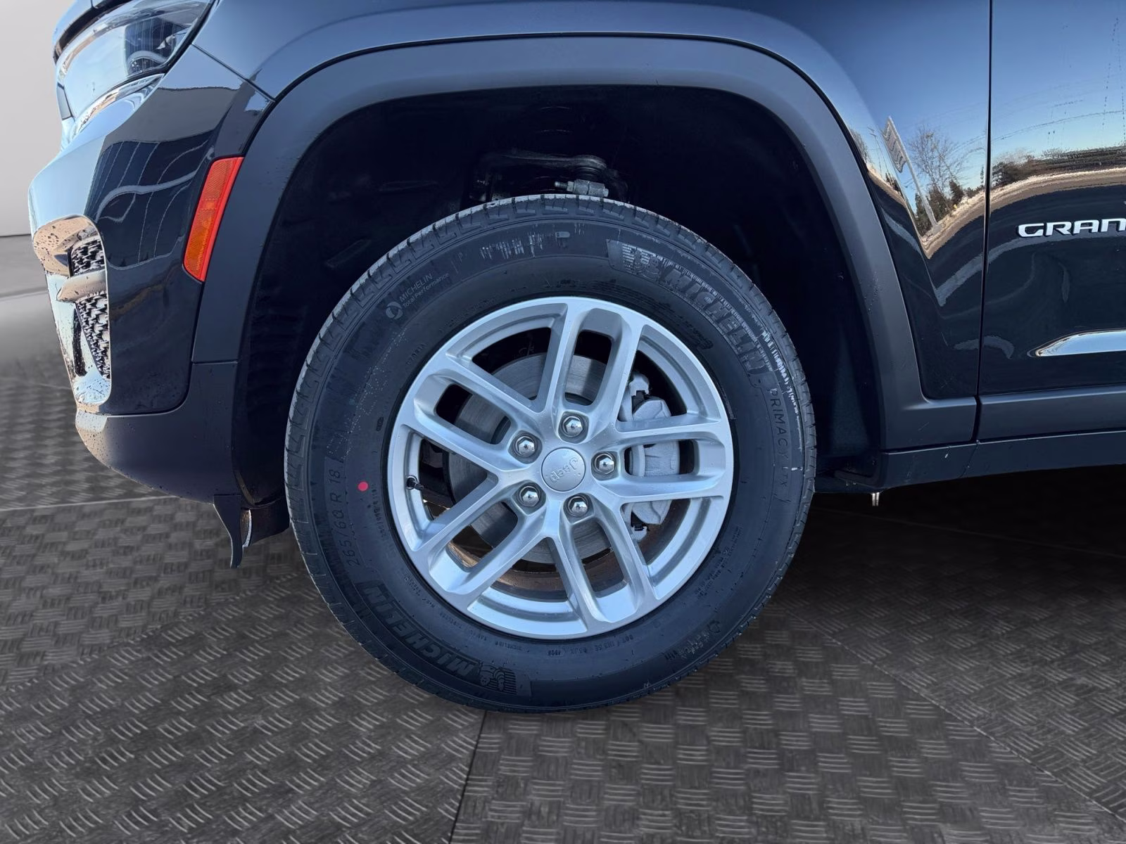 2025 Diamond Black Crystal Pearlcoat Jeep Grand Cherokee 4X4 SUV