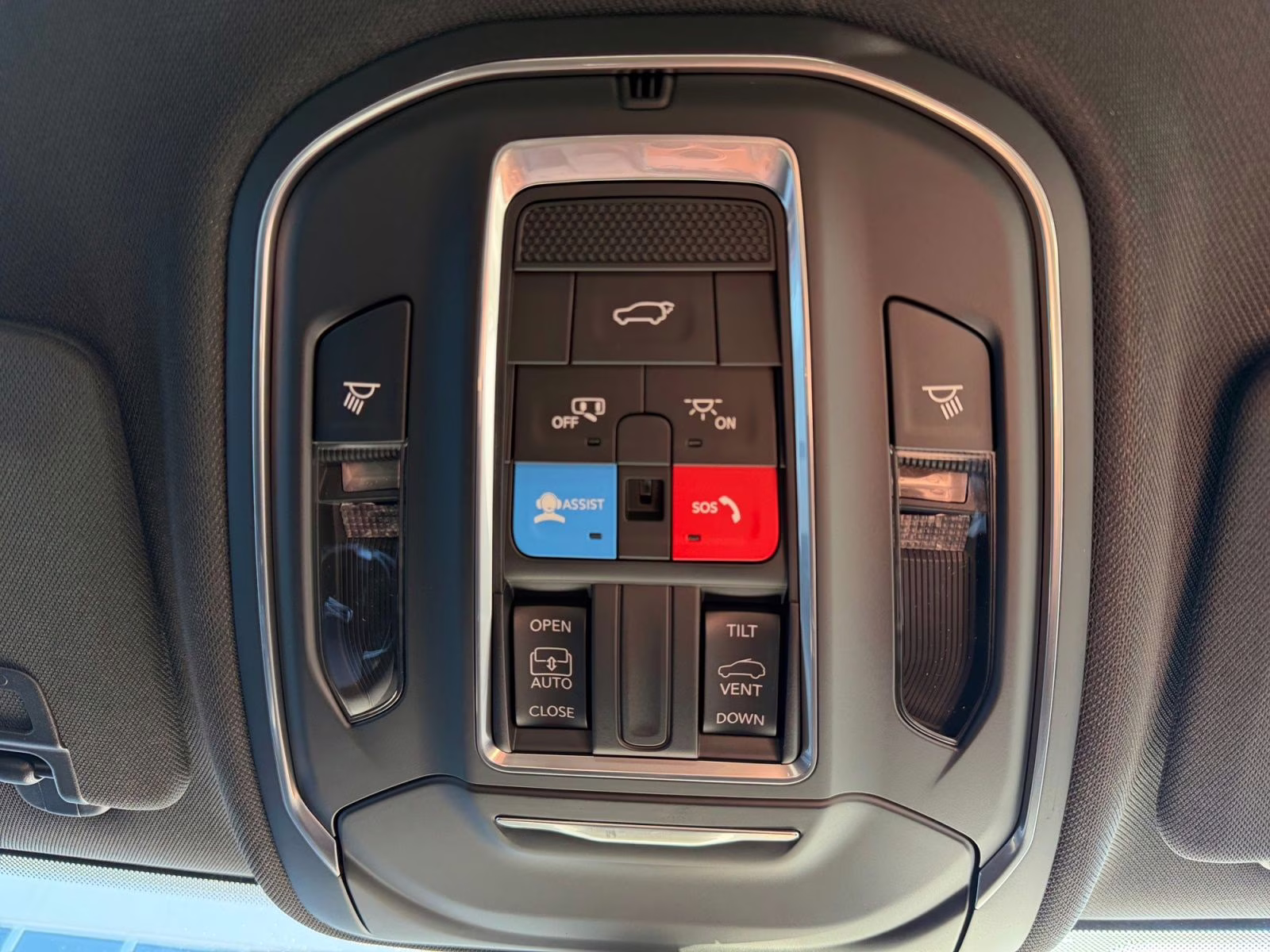 2025 Diamond Black Crystal Pearlcoat Jeep Grand Cherokee 4X4 SUV