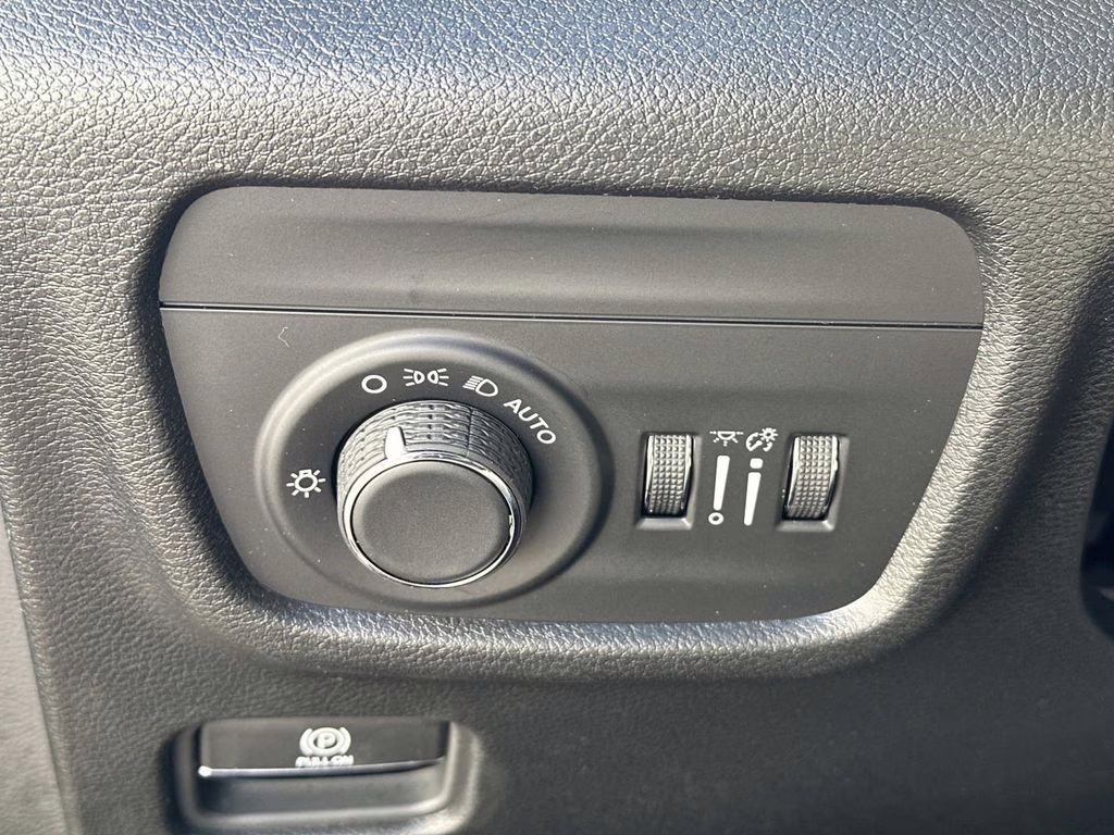 2025 Diamond Black Crystal Pearlcoat Jeep Grand Cherokee Altitude X 4X4 SUV