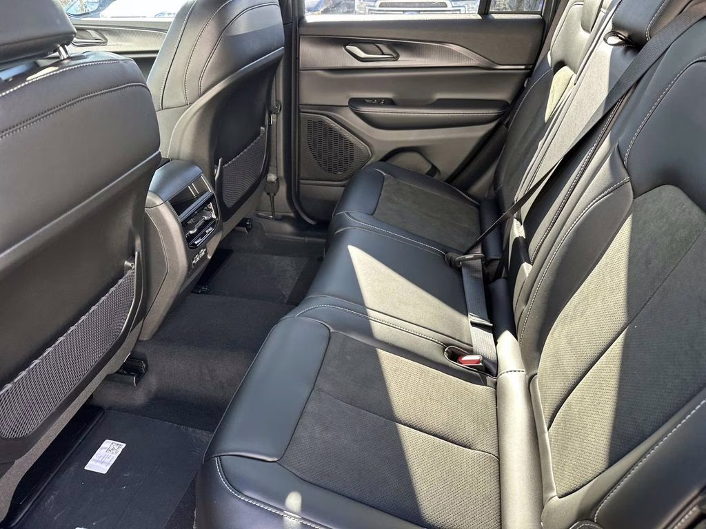 2025 Diamond Black Crystal Pearlcoat Jeep Grand Cherokee Altitude X 4X4 SUV