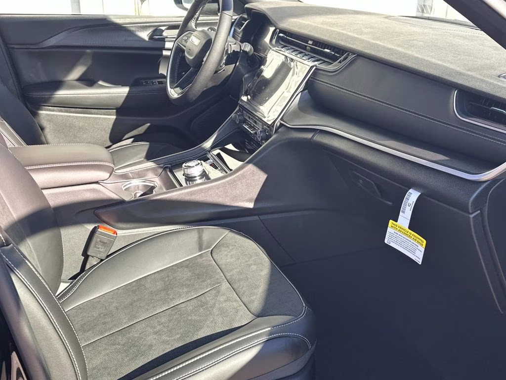 2025 Diamond Black Crystal Pearlcoat Jeep Grand Cherokee Altitude X 4X4 SUV