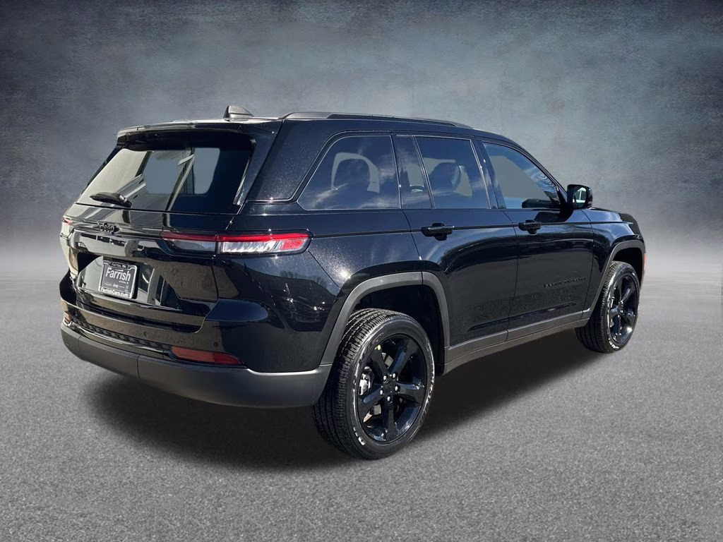 2025 Diamond Black Crystal Pearlcoat Jeep Grand Cherokee Altitude X 4X4 SUV