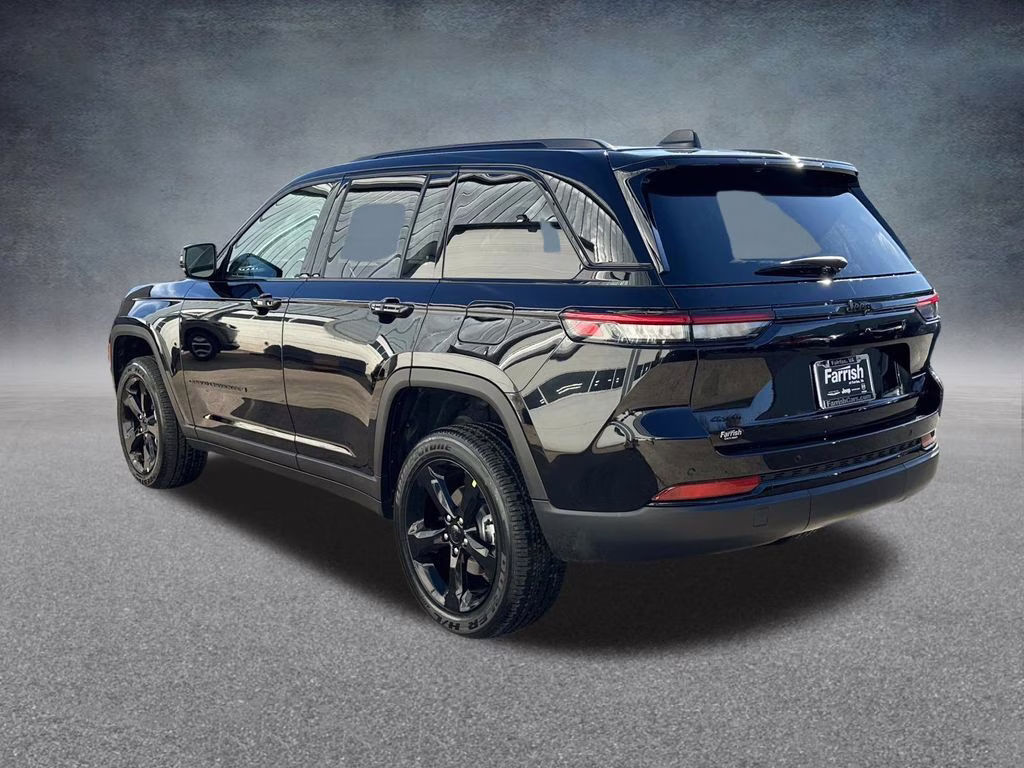 2025 Diamond Black Crystal Pearlcoat Jeep Grand Cherokee Altitude X 4X4 SUV