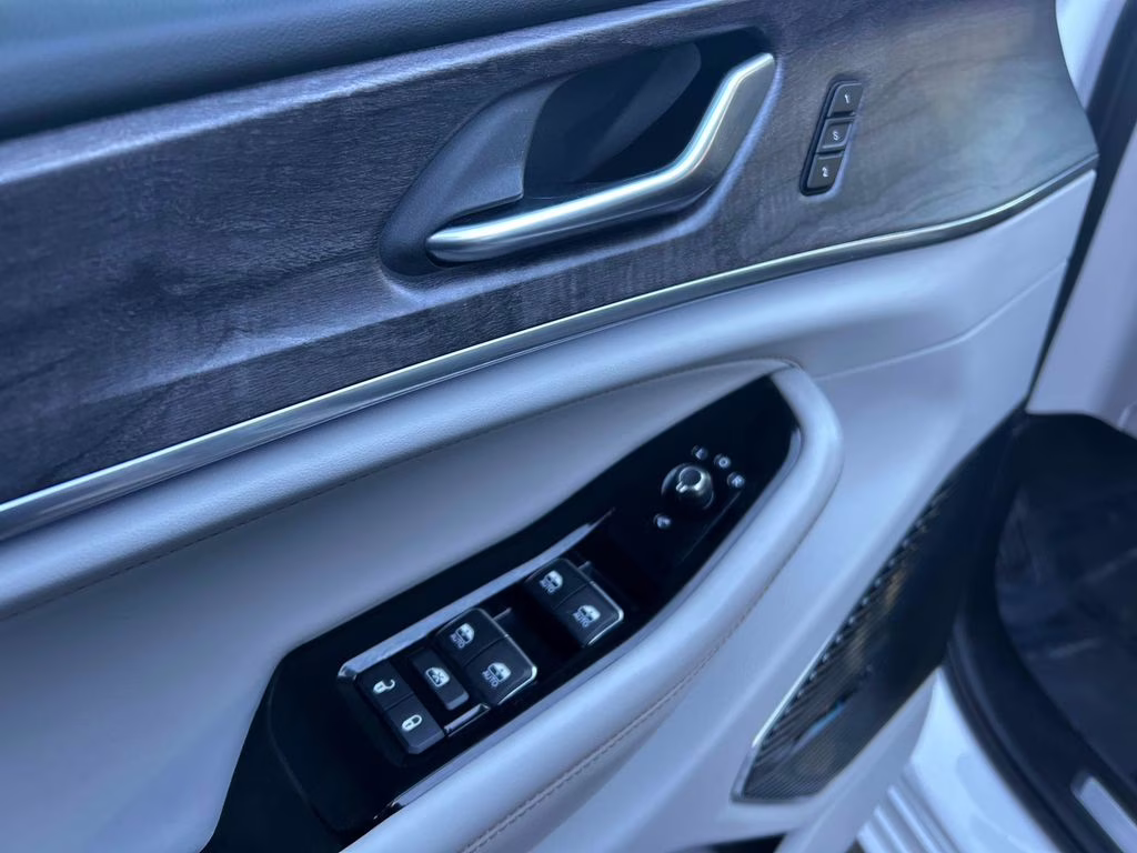 2022 Bright White Clearcoat Jeep Grand Cherokee Overland 4xe 4X4 SUV