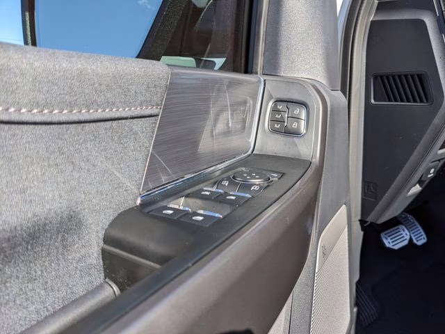 2025 White Metallic Ford F-150 Lariat 4X4 Truck