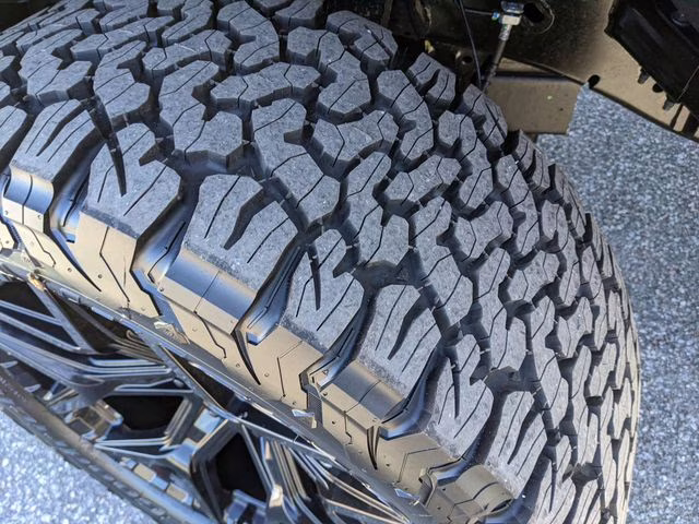 2025 White Metallic Ford F-150 Lariat 4X4 Truck